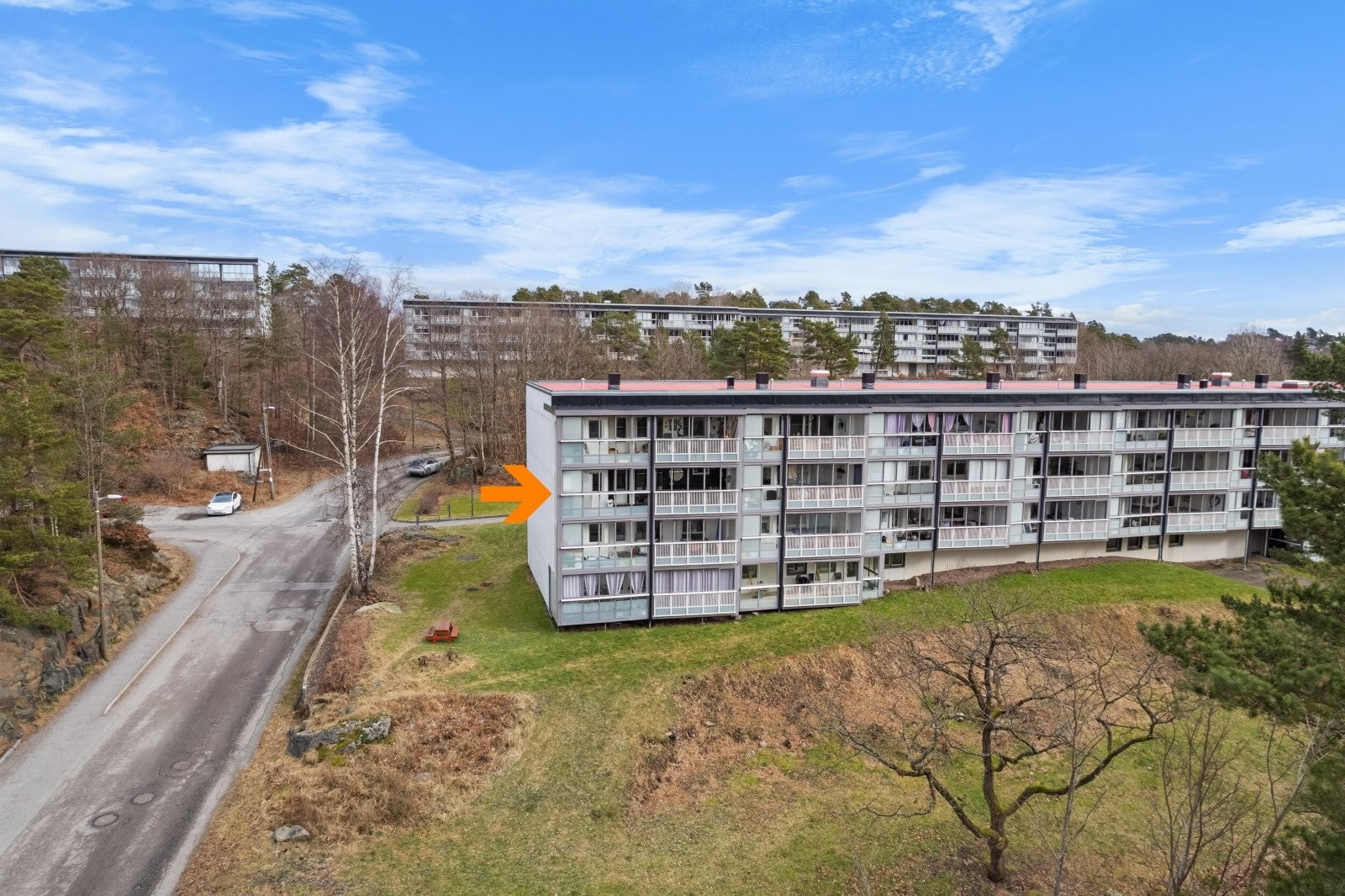 Blokken ligger i rolige omgivelser med gressplen og natur i nærheten. Kort vei til Kjos! Galleribilde