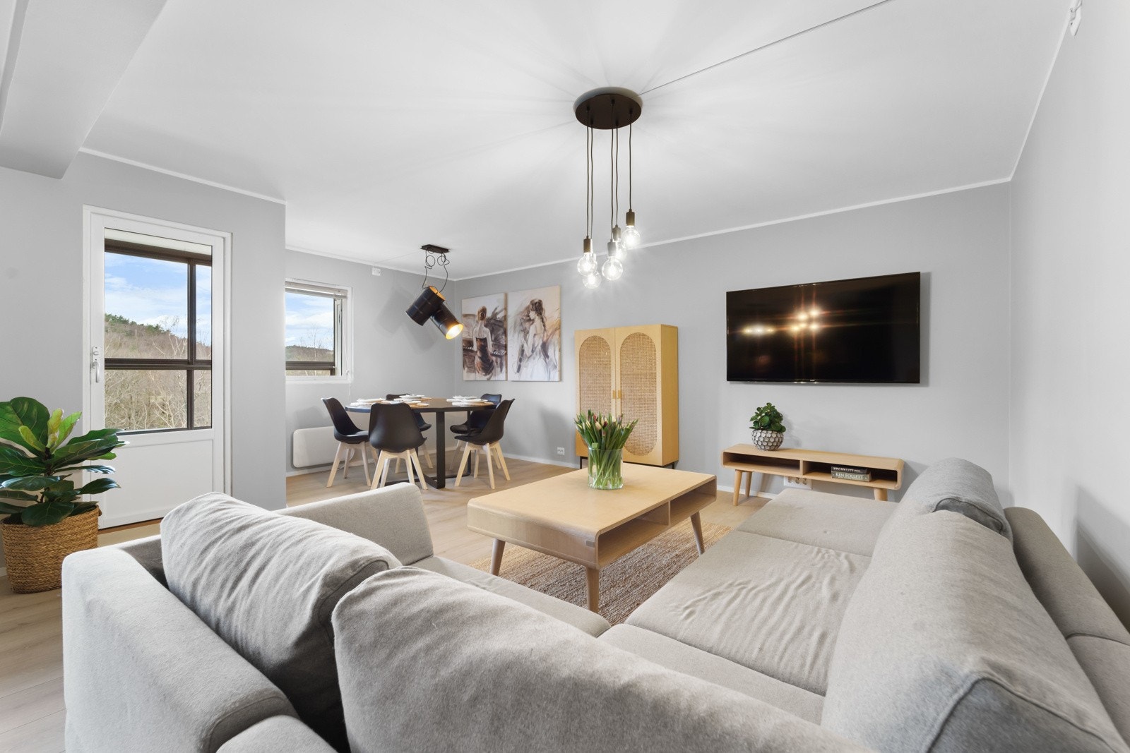 Hele leiligheten er oppusset med nye gulver, vegger, kjøkken, bad + WC osv. Den fremstår svært flott! Galleribilde