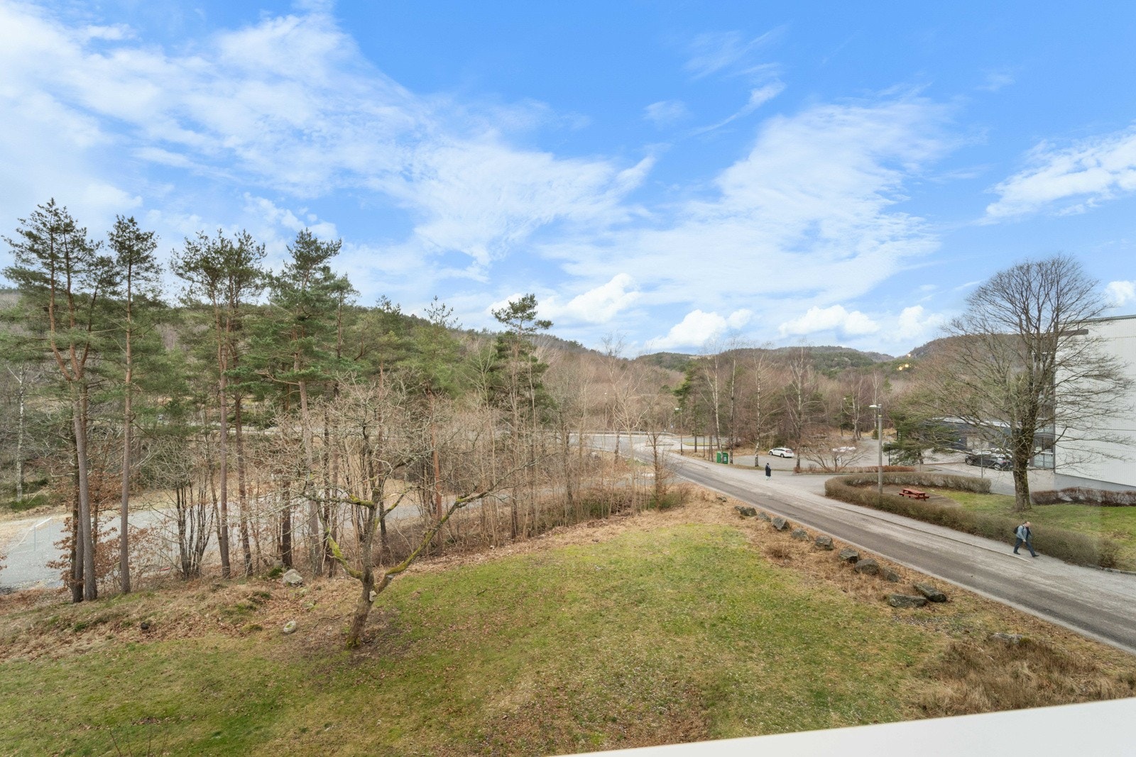 Romslig og åpen utsikt fra balkong. Galleribilde