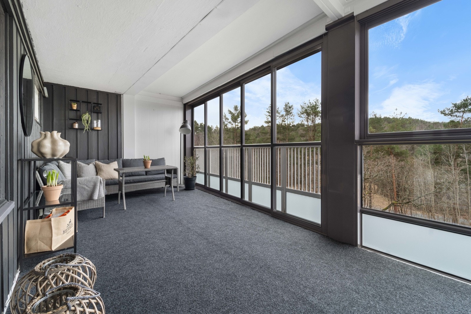 God plass til å kose seg på balkongen. Man kan naturligvis også åpne opp glassene over rekkverkshøyde om man ønsker. Galleribilde