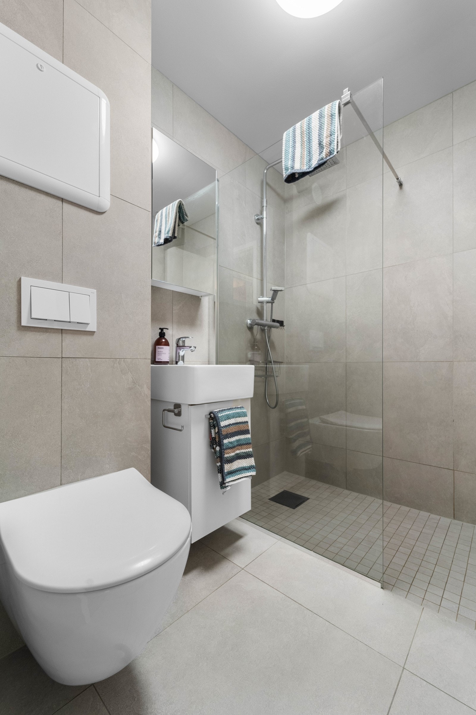 Flott kvalitetsbad oppusset av håndverkere. Vegghengt klosett og dusjnisje. Galleribilde