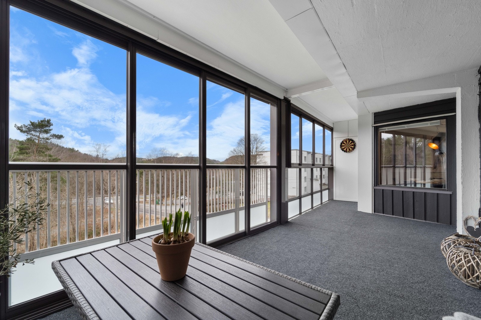 Fredelig og fin plass for kos hele dagen. Et kott i enden av balkongen. Galleribilde