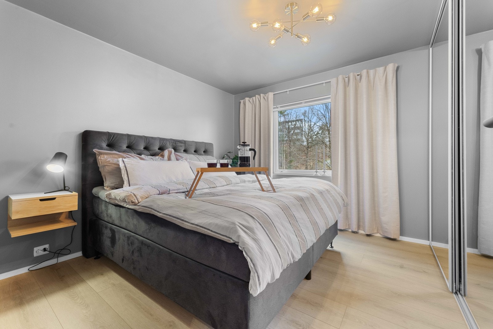 Romslig hovedsoverom med skyvedørsgarderobe. Galleribilde