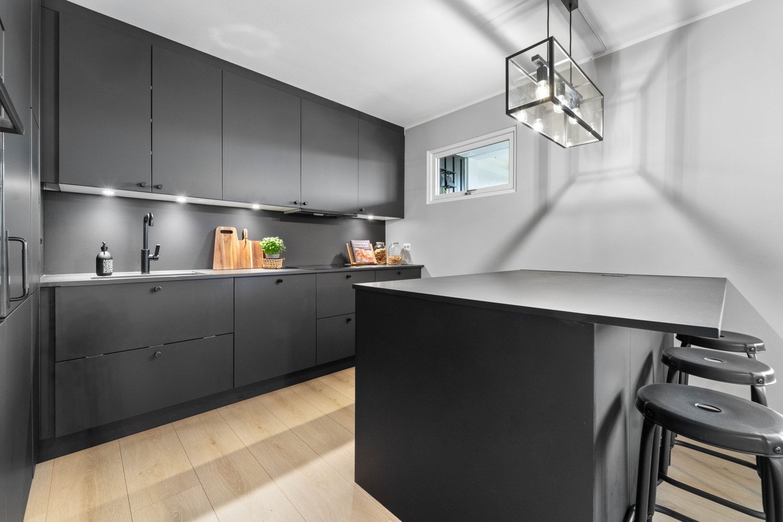 Påkostet Strai kjøkken med delikat utførelse og romslig kjøkkenøy med barløsning. Galleribilde