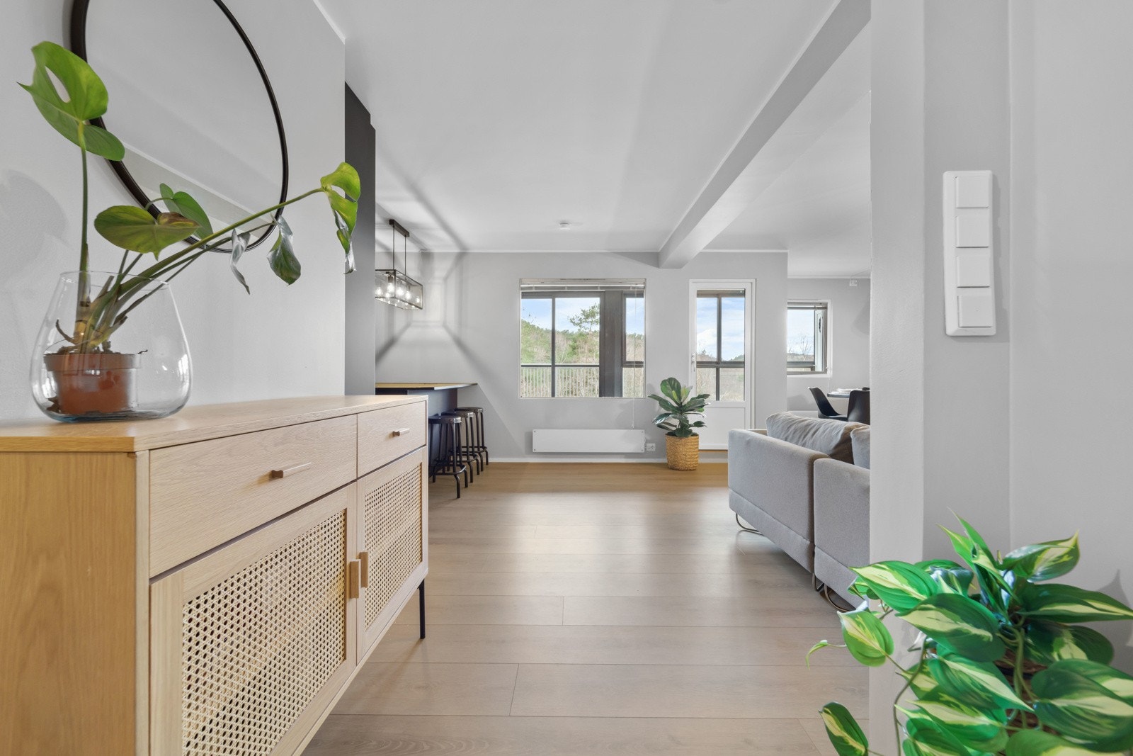 Stilrent og moderne oppusset leilighet med innglasset balkong mot sørvest med godt med solinnslag på ettermiddag/kveld! Galleribilde