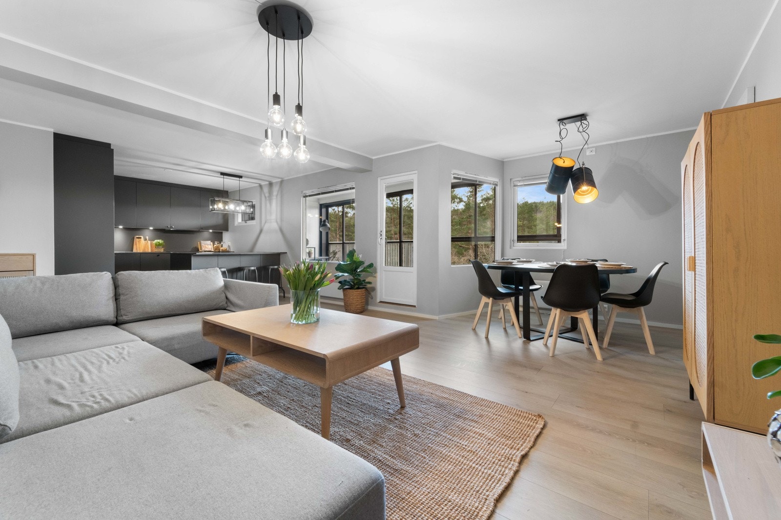 Exbo / Inge Johan Jenssen har gleden av å presentere denne gjennomgående oppussede leiligheten i Korvettveien 61G for salg! Galleribilde