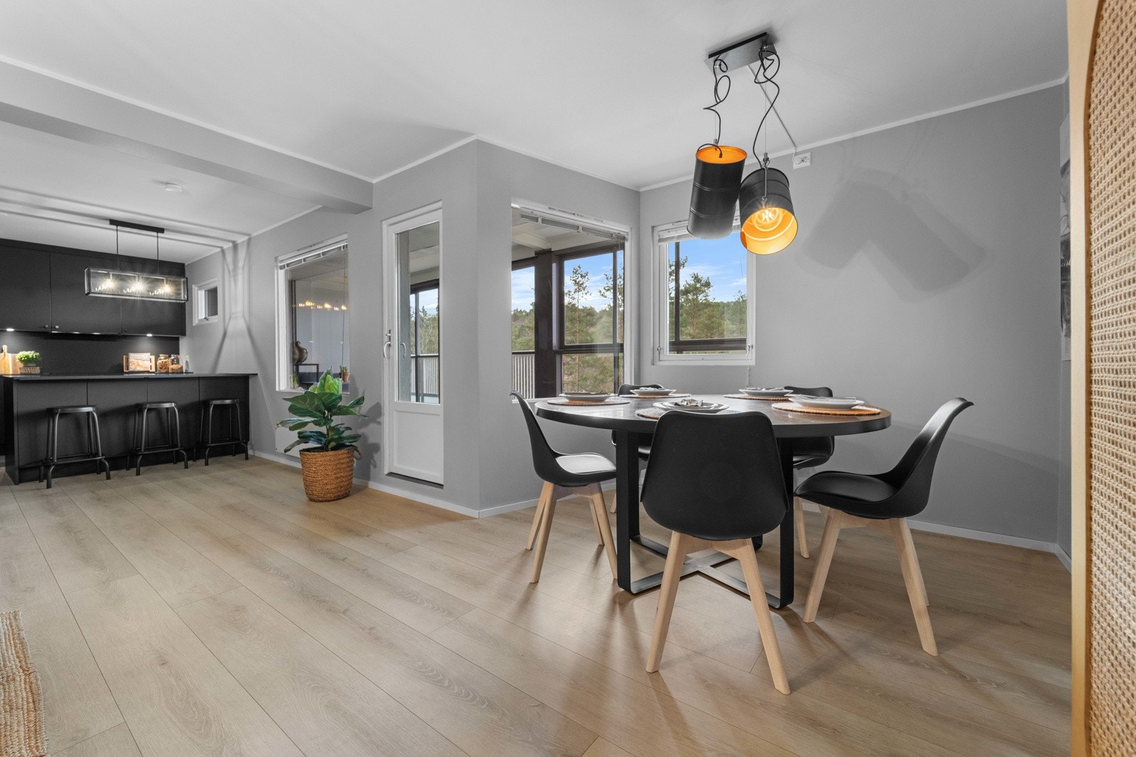 Mange innredningsmuligheter! Balkongdør ut til innglasset balkong. Galleribilde