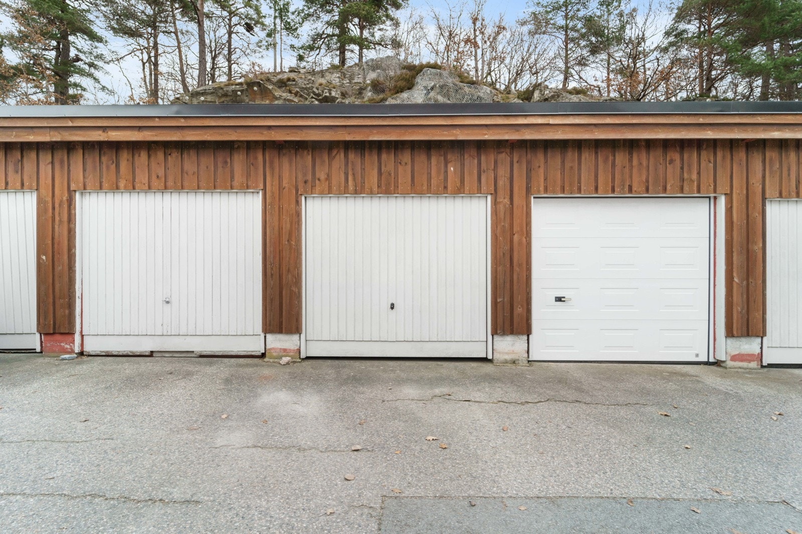 Garasjeplass i garasjerekke følger leiligheten! Galleribilde