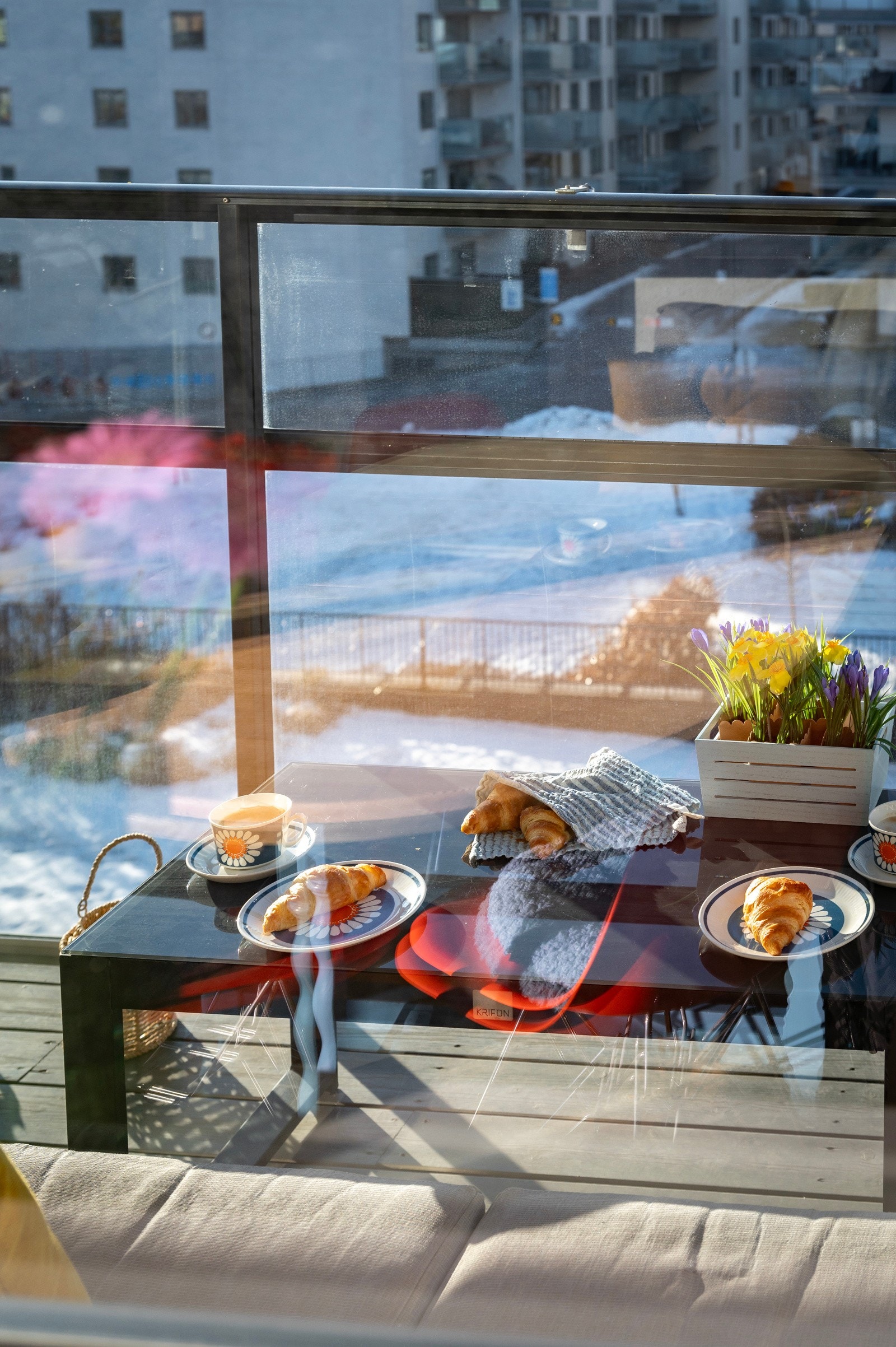 Fra stuen har du utgang til en romslig, sydvestvendt balkong på 10 m². En fin forlengelse av oppholdsrommet hvor du kan nyte ettermiddagssolen Galleribilde