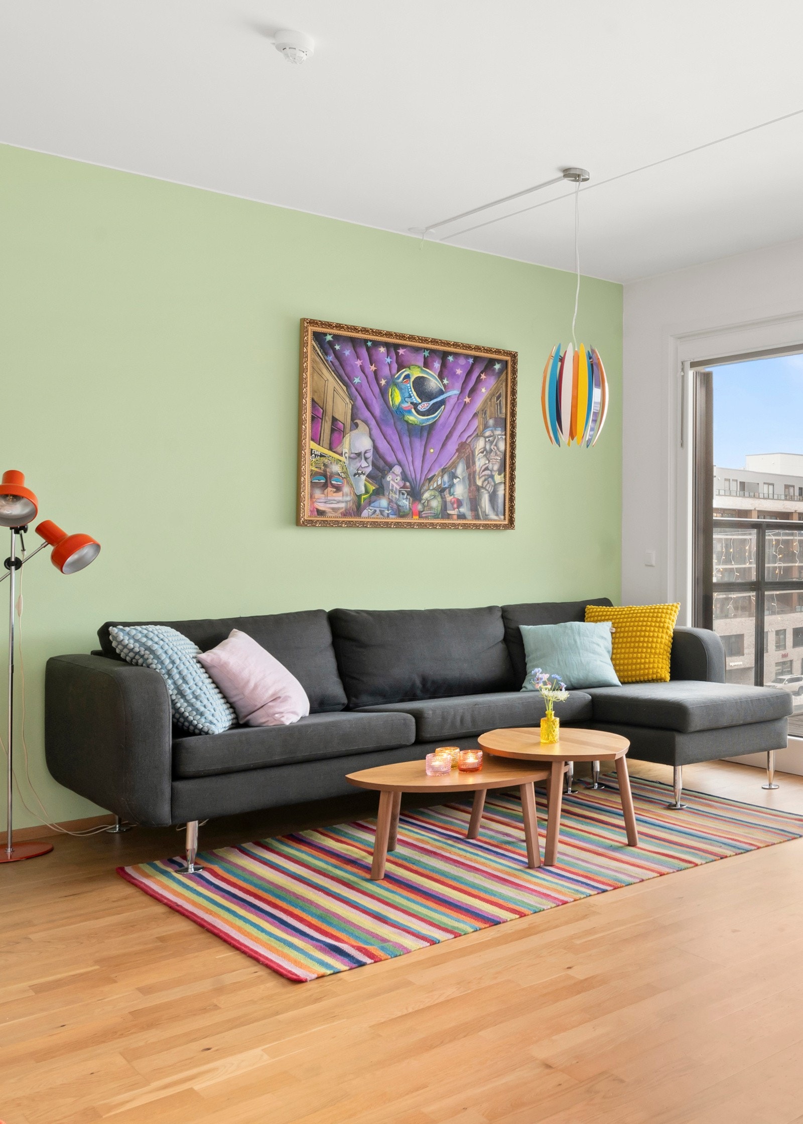 Den åpne og innbydende stuen har store vindusflater som gir mye naturlig lys og en luftig romfølelse Galleribilde