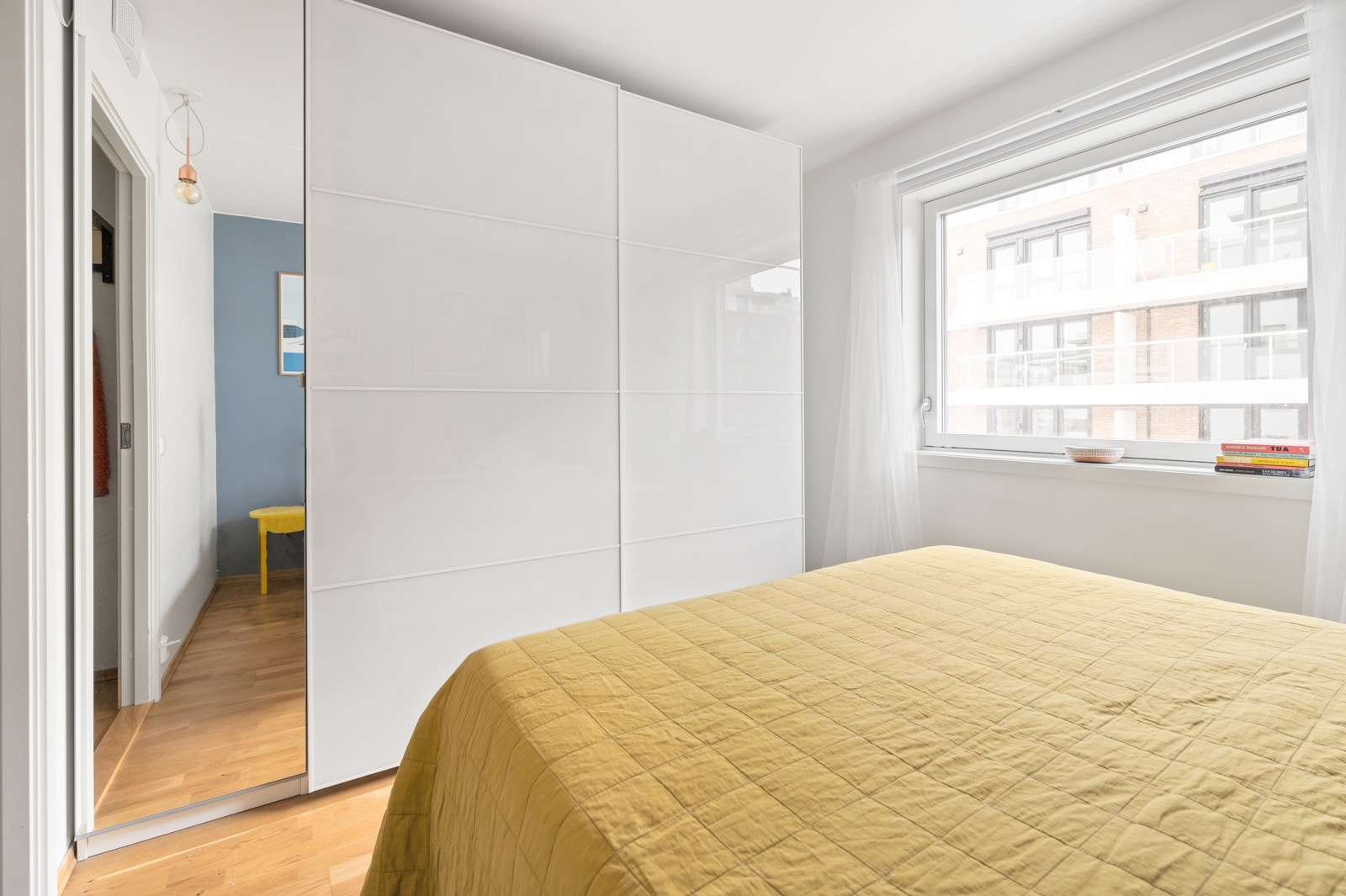 Garderobeskap, med rikelig av oppbevaringsplass Galleribilde