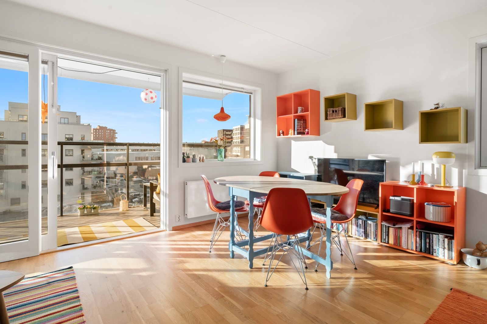 Den åpne planløsningen gir en sømløs overgang mellom kjøkken og stue, med god plass til et spisebord hvor du kan samle venner og familie til hyggelige måltider Galleribilde