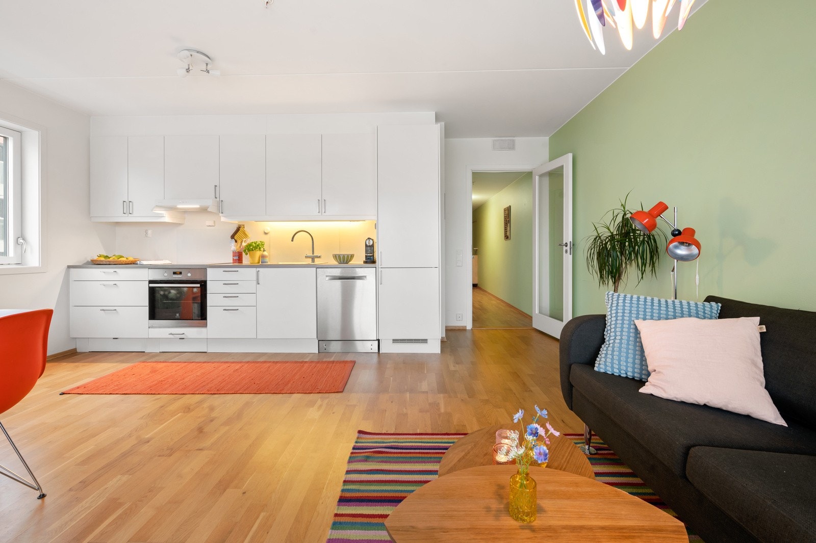 Kjøkkenet har smarte oppbevaringsløsninger, integrert kjøl-/fryseskap og en stilren design som gjør det både praktisk og ryddig Galleribilde