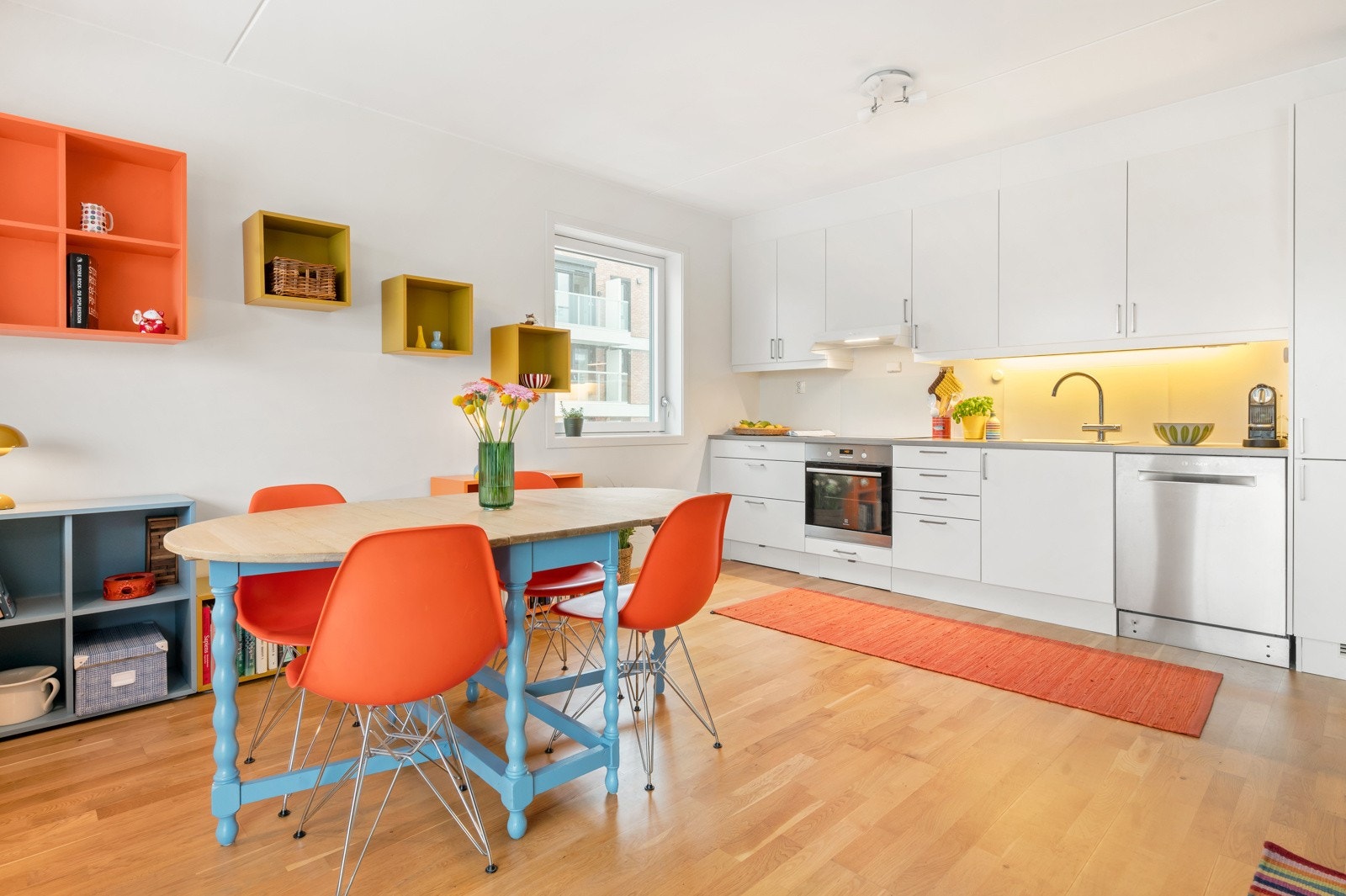 Kjøkkenet har en elegant design med hvite, glatte skapfronter som gir et rent og tidløst uttrykk Galleribilde