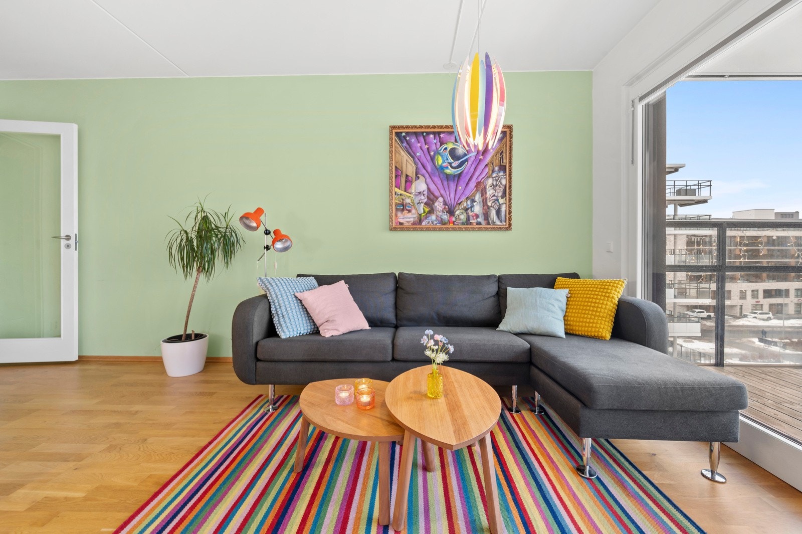 Med en smart planløsning er det god plass til både sofagruppe og spisebord, samtidig som du enkelt kan tilpasse innredningen etter egen stil og behov Galleribilde