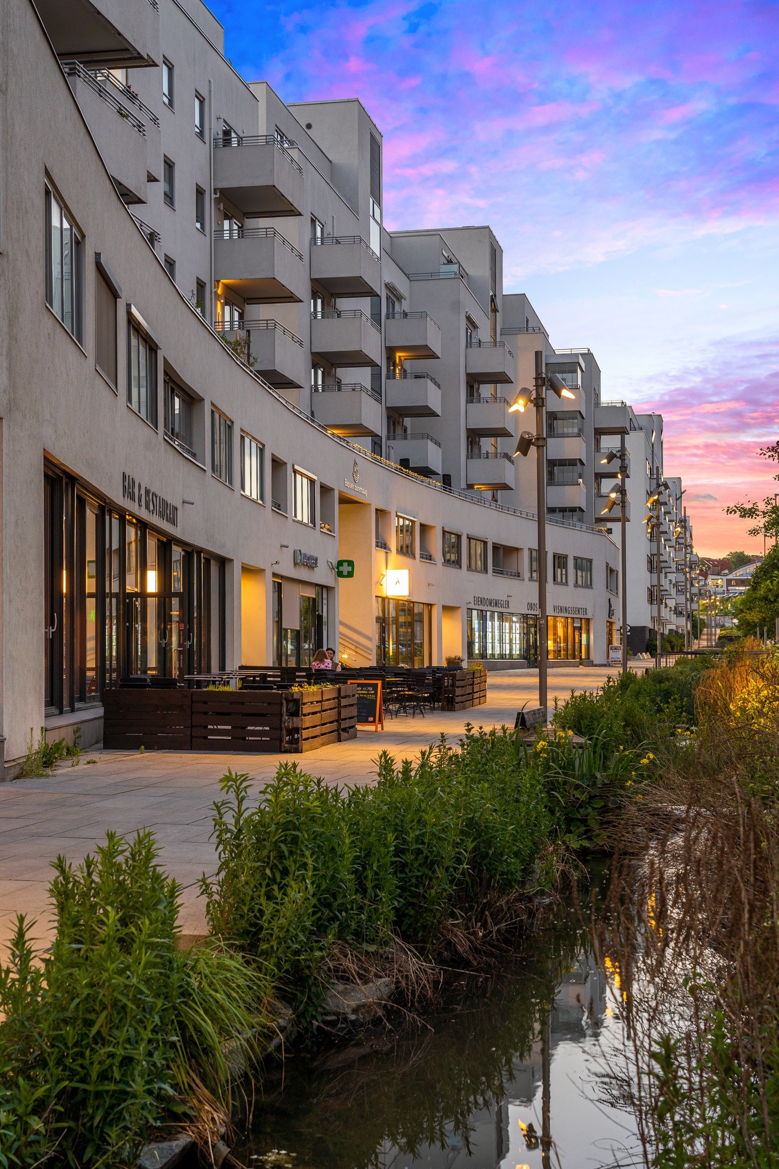 Hovinbekken renner nedover mot Ensjø fra Teglverksdammen, gjennom Gladengveien og ned i et flott vannspeil med nye Ensjø Torg Galleribilde