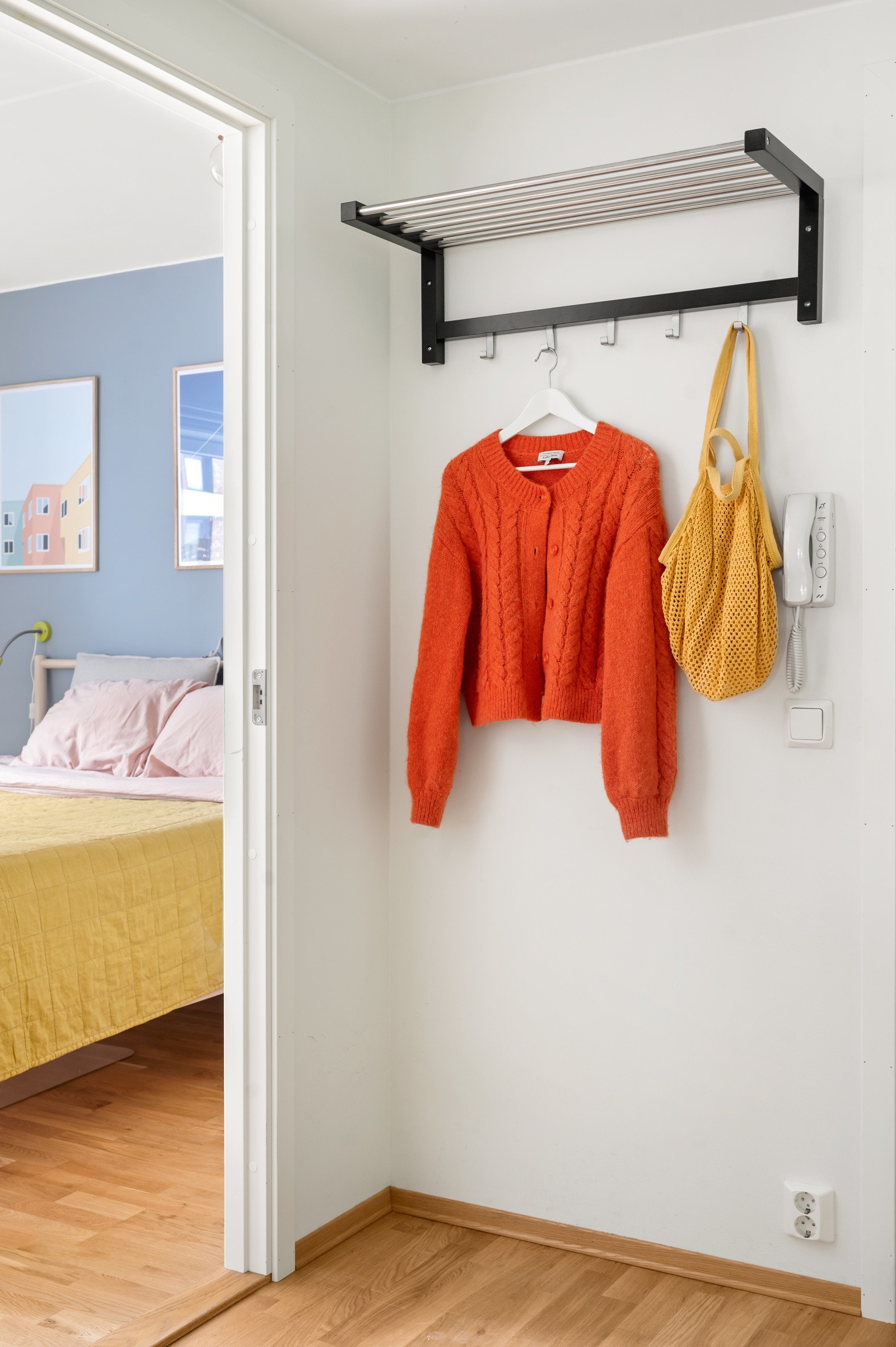 Plass til å henge fra seg i entréen Galleribilde