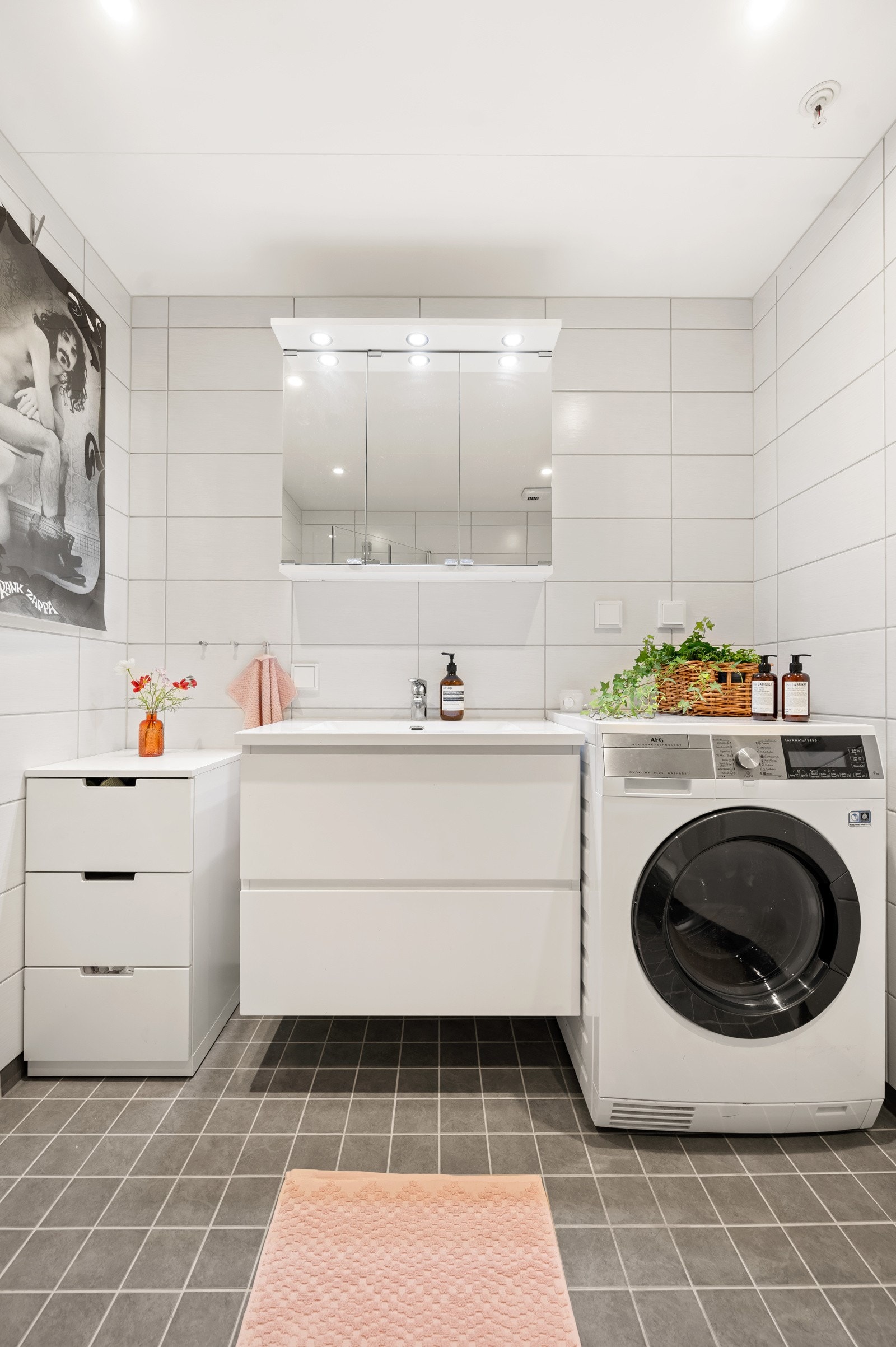 Baderommet har opplegg for vaskemaskin og downlights i himling Galleribilde