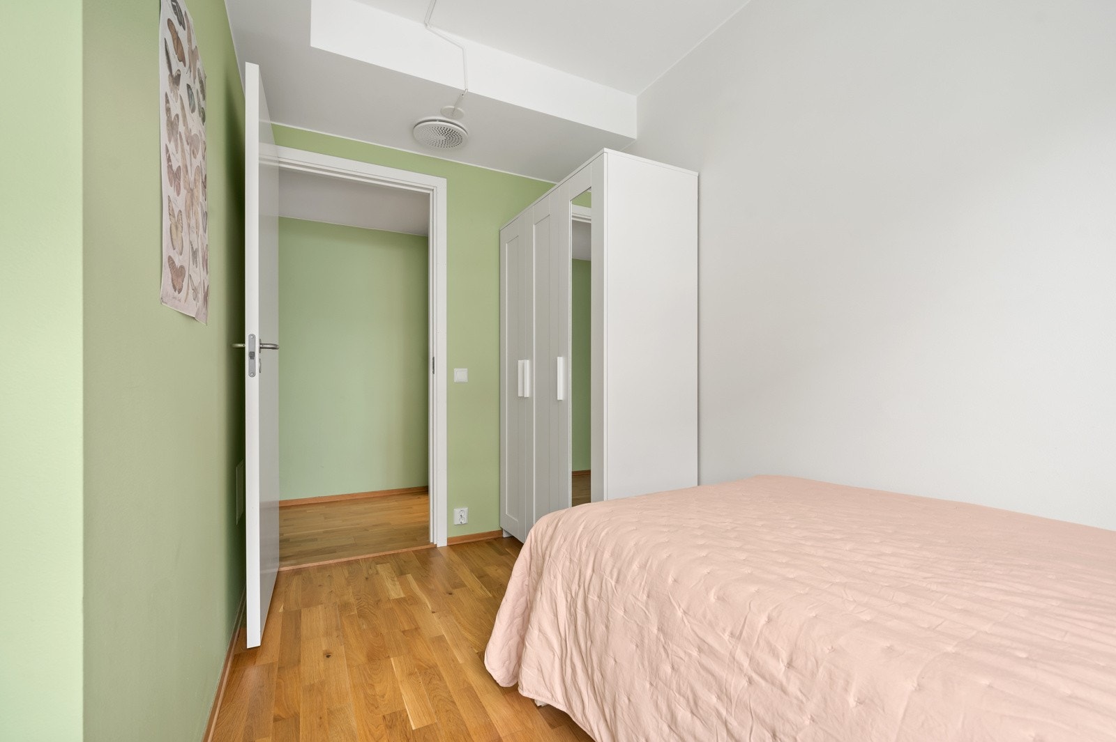 Også her er det god plass til romslig garderobeskap Galleribilde