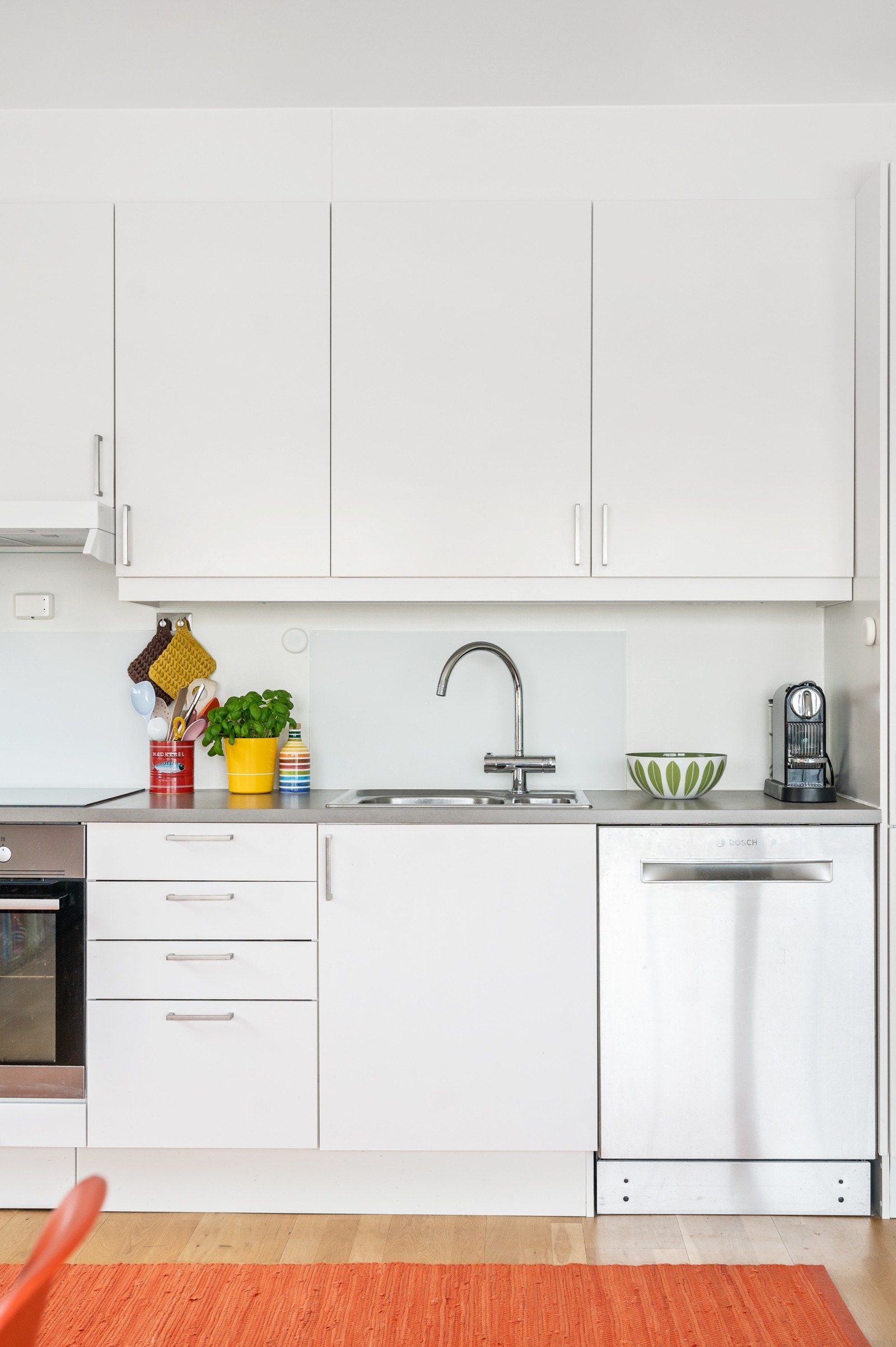 Den nedfelte rustfrie oppvaskkummen med ettgreps armatur gir et elegant uttrykk, mens WaterGuard sørger for ekstra trygghet ? et kjøkken med gjennomtenkte løsninger og smarte detaljer Galleribilde