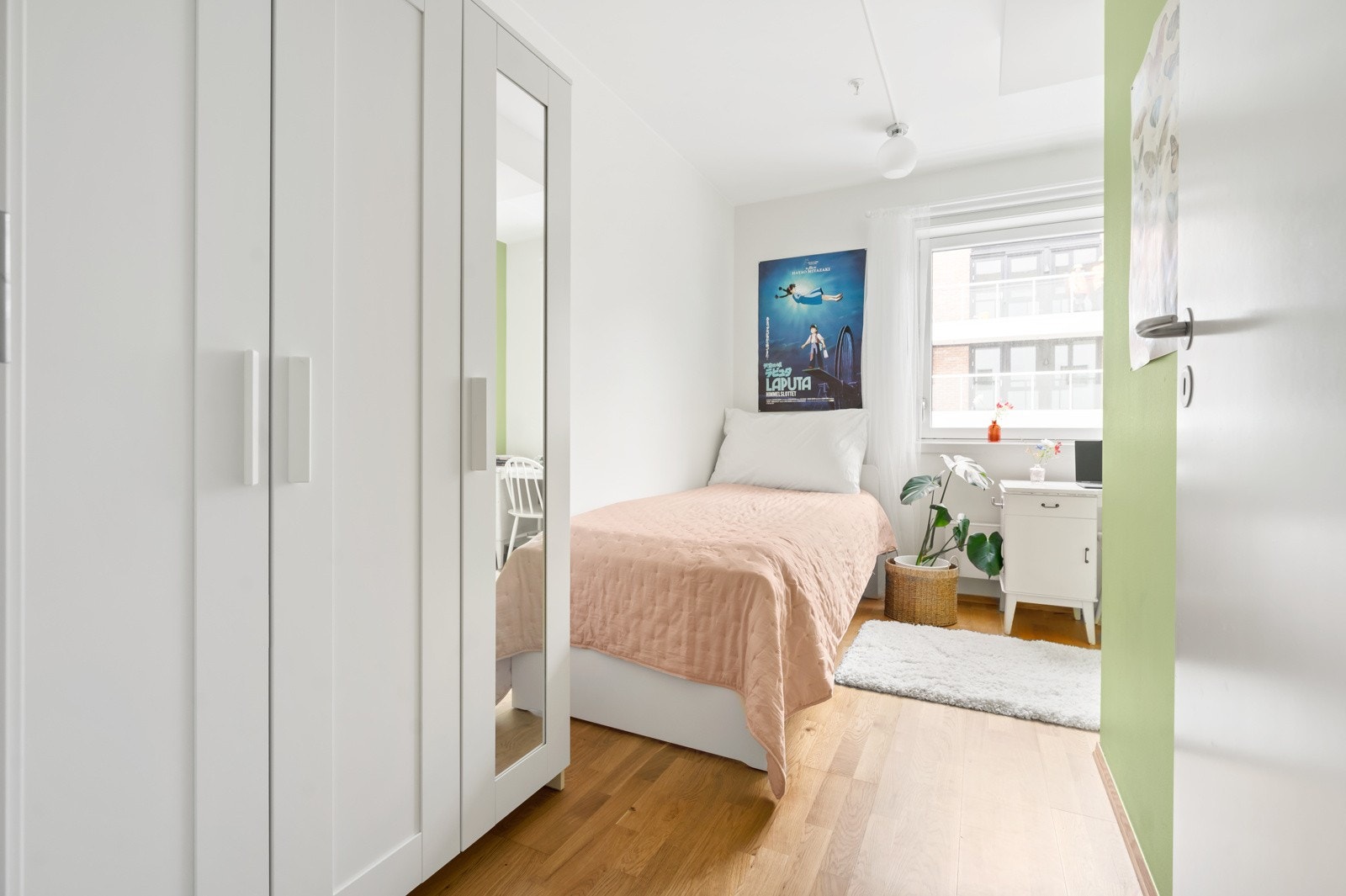 Boligens andre soverom er også av god størrelse Galleribilde