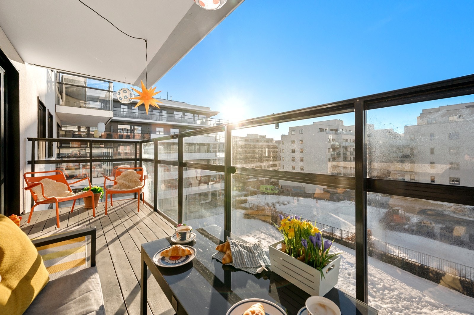 Den romslige balkongen har plass til både spisegruppe og loungemøbler, og med mulighet for gassgrill kan du nyte lange, varme sommerkvelder med god mat og hyggelig selskap. Galleribilde