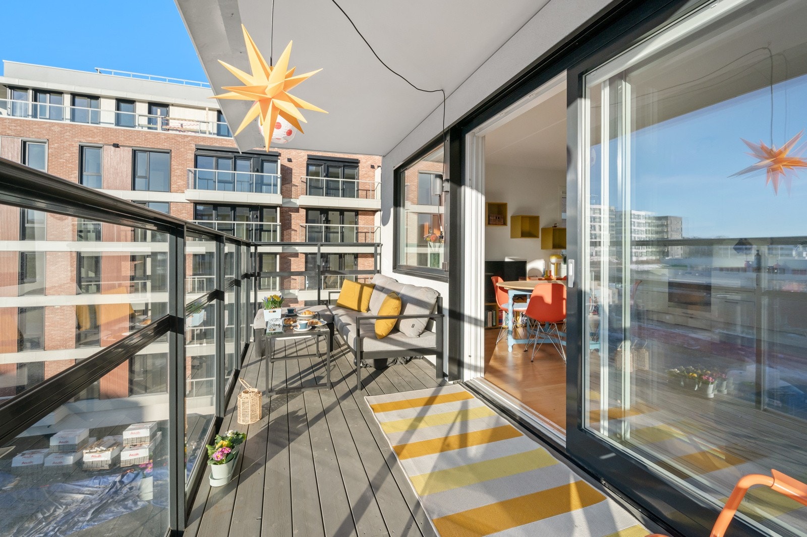 Med sin romslige utforming, gode solforhold og mulighet for grilling, er dette en perfekt uteplass for både rolige morgener og sosiale kvelder Galleribilde