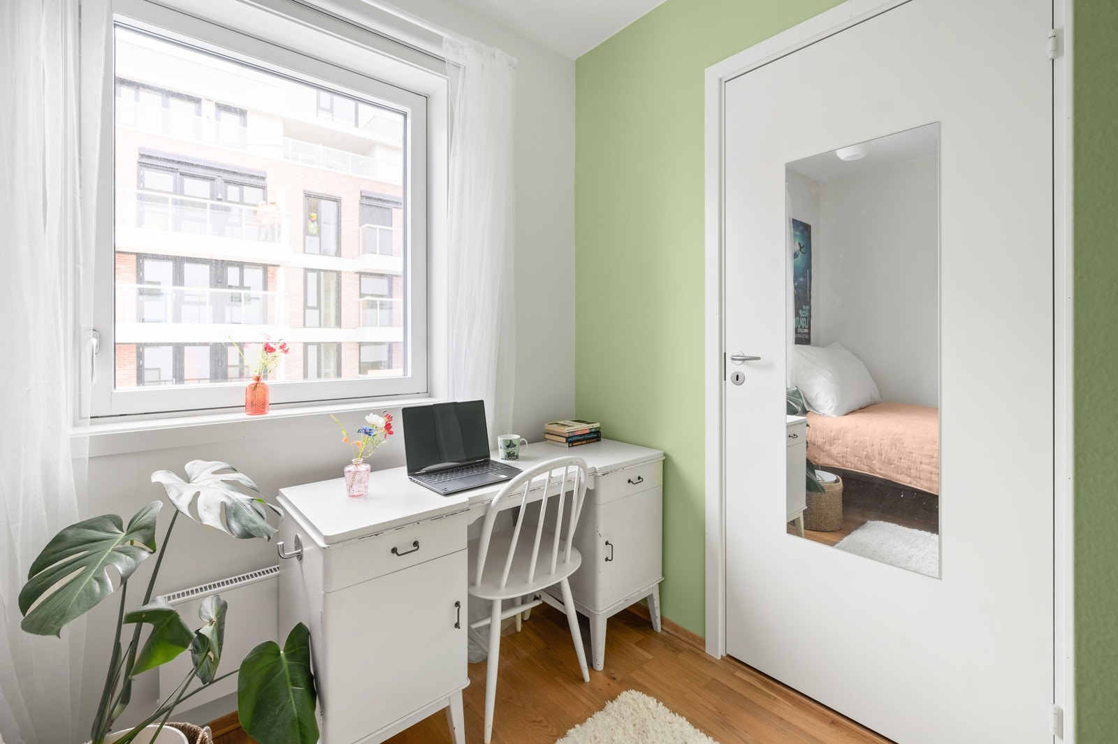 Dette rommet passer perfekt som gjesterom, barnerom eller hjemmekonto Galleribilde