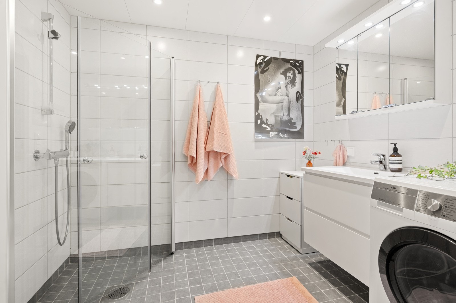 Baderommet er et prefabrikkert våtrom med flislagte overflater Galleribilde