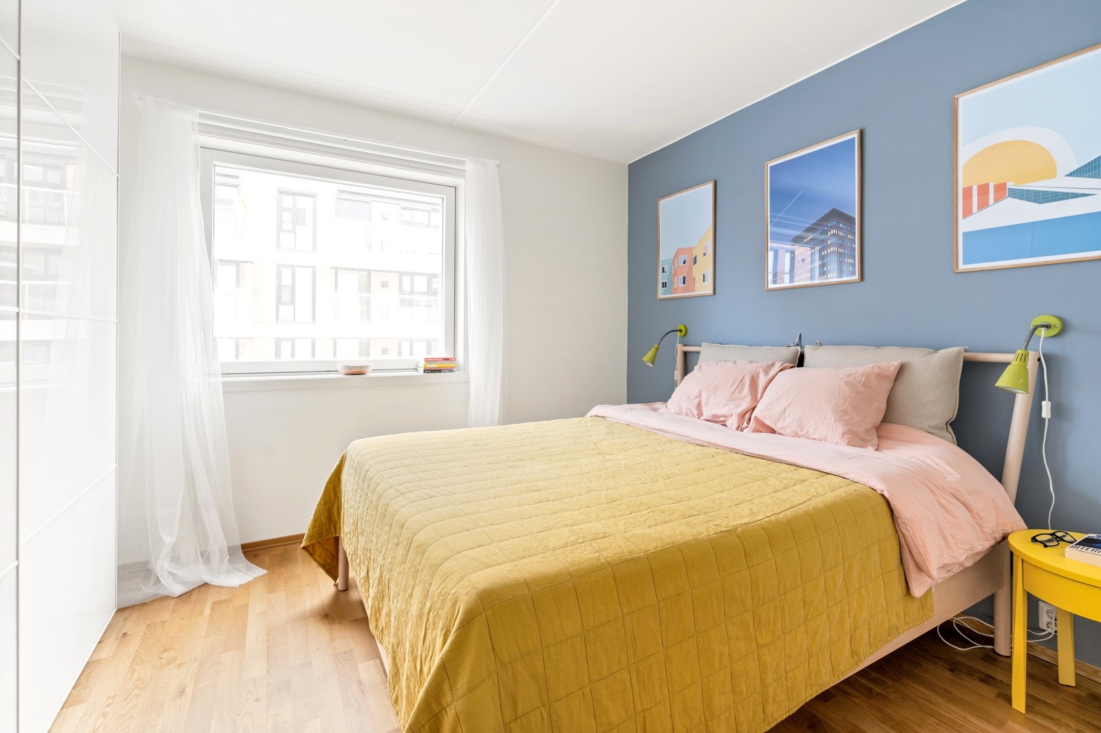 Hovedsoverommet har god plass til stor seng, nattbord og garderobeskap, slik at du får både komfort og praktisk oppbevaring. Galleribilde