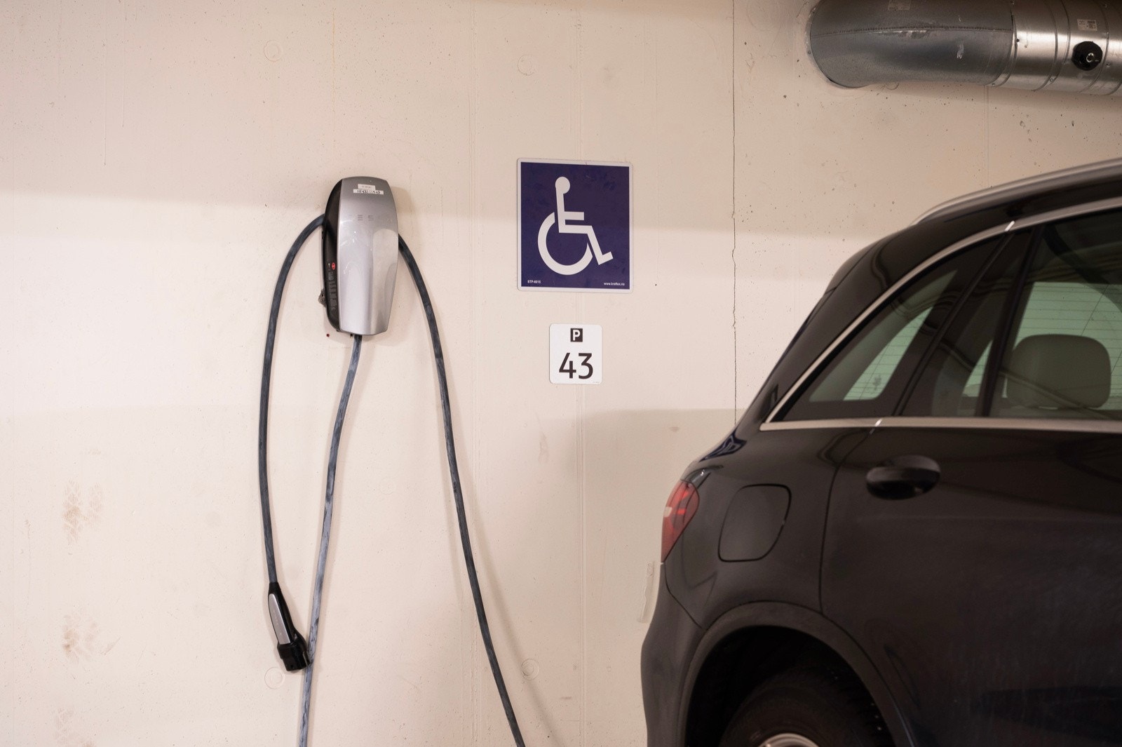 Garasjeplass med El-bil lader Galleribilde