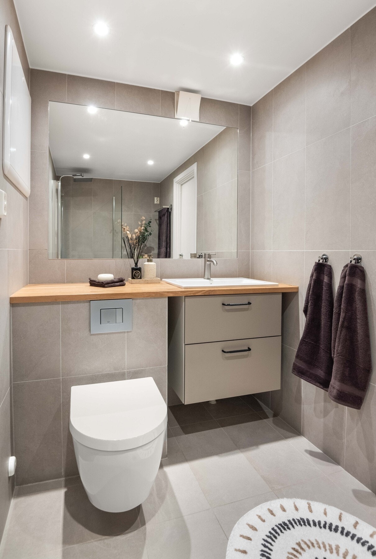 Badet er fra 2020 og har bla. pene fliser, varmekabler i gulv og downlights i himling Galleribilde