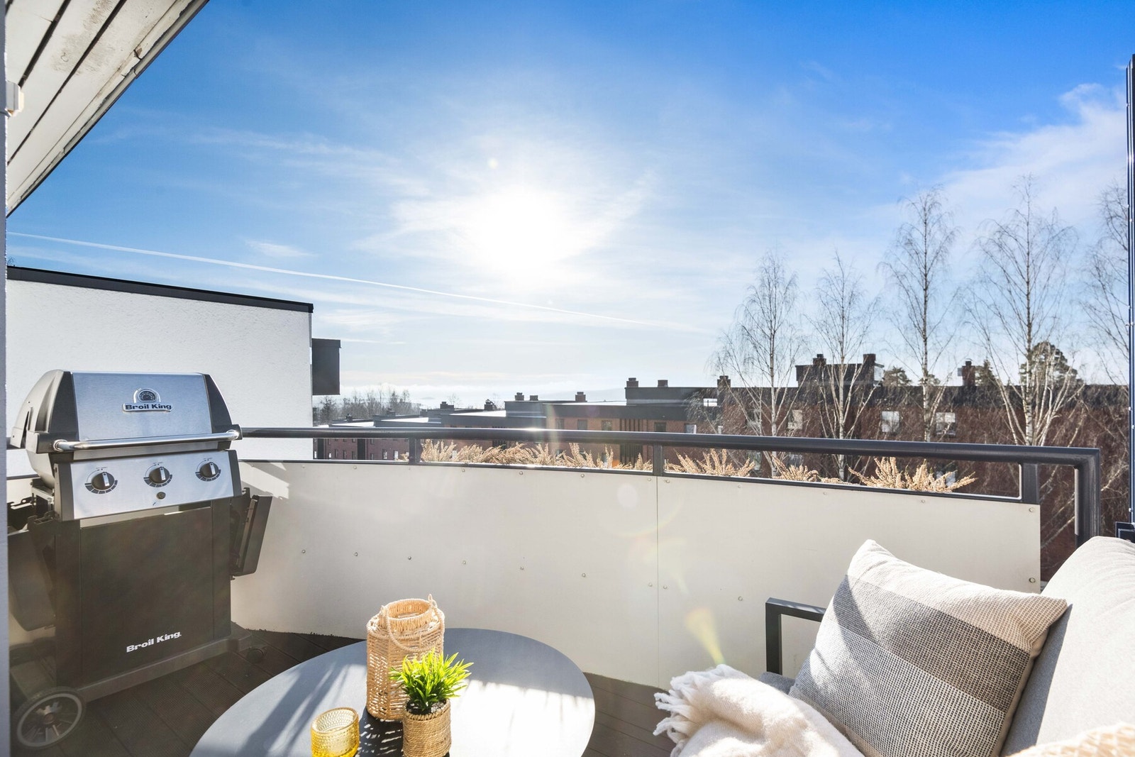 Uteplassen vender mot syd og byr på meget gode solforhold fra ca. 09-.19 på sommerstid. Galleribilde