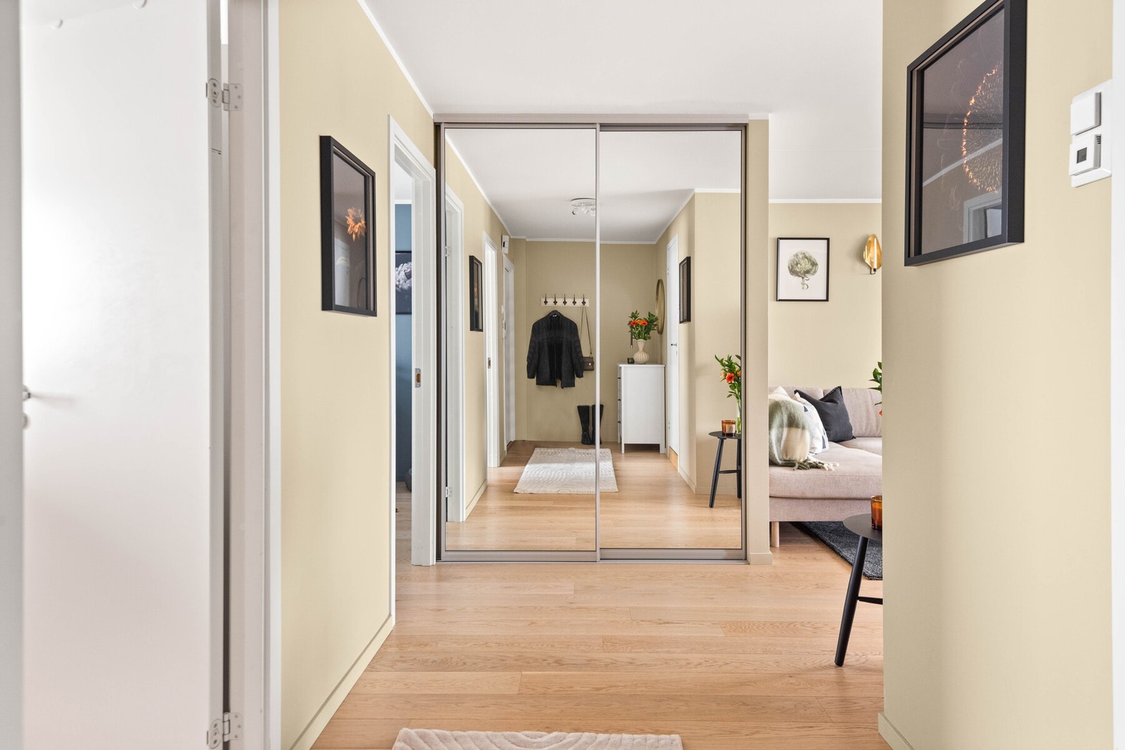 Gangen er romslig med skyvedørsgarderobe for oppbevaring av yttertøy. Galleribilde