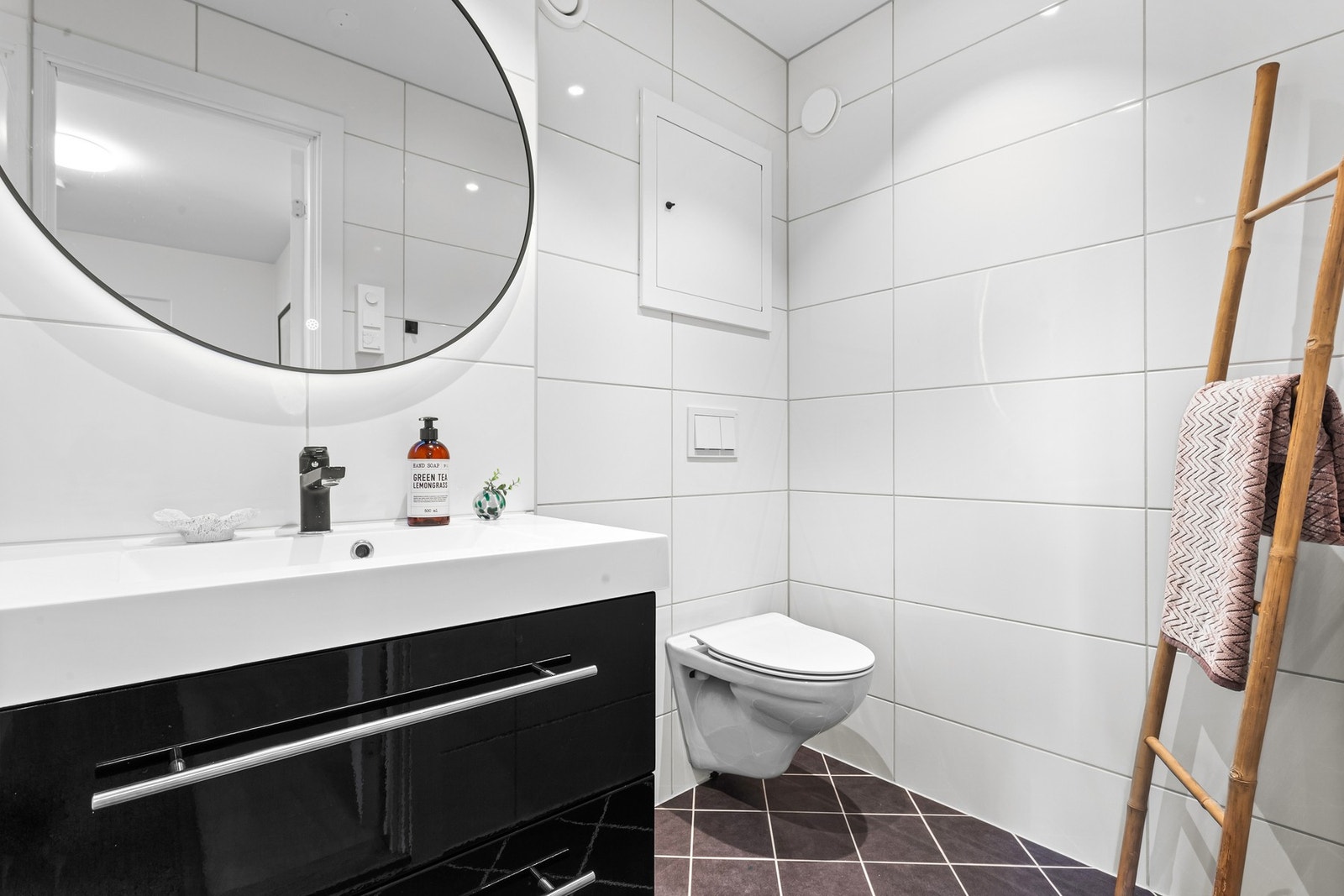 Det er varme i gulv, downlights i himling og pent flisvalg. Galleribilde