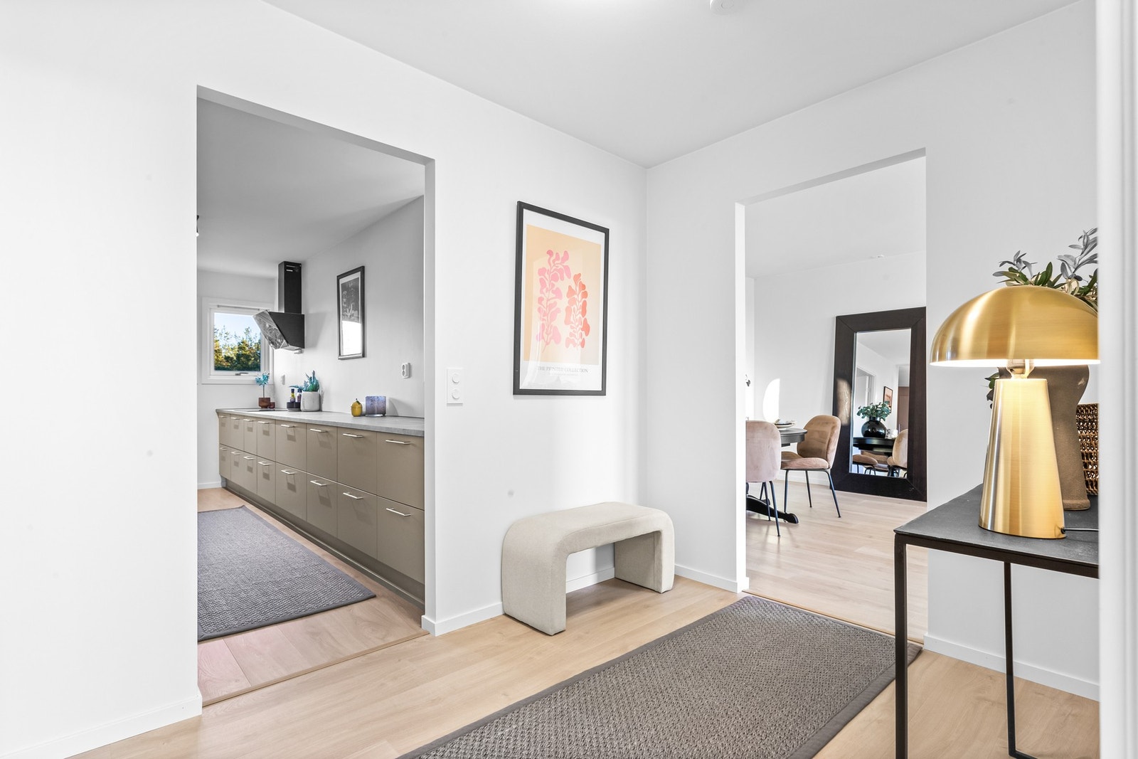 I gangen er det 1-stavs laminat, glatte veggflater og godt med plass til garderobeinnredning o.l. Galleribilde