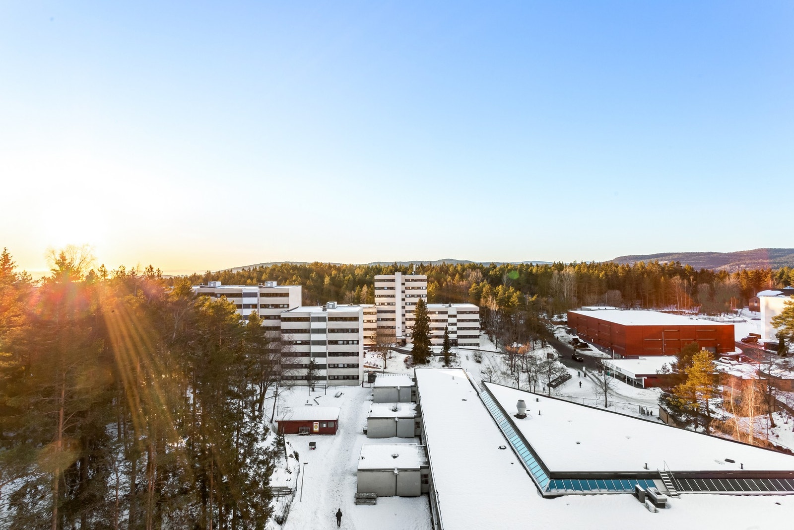 Garasje og gjesteparkering har du rett ved og ikke minst luftig og fin utsitk Galleribilde