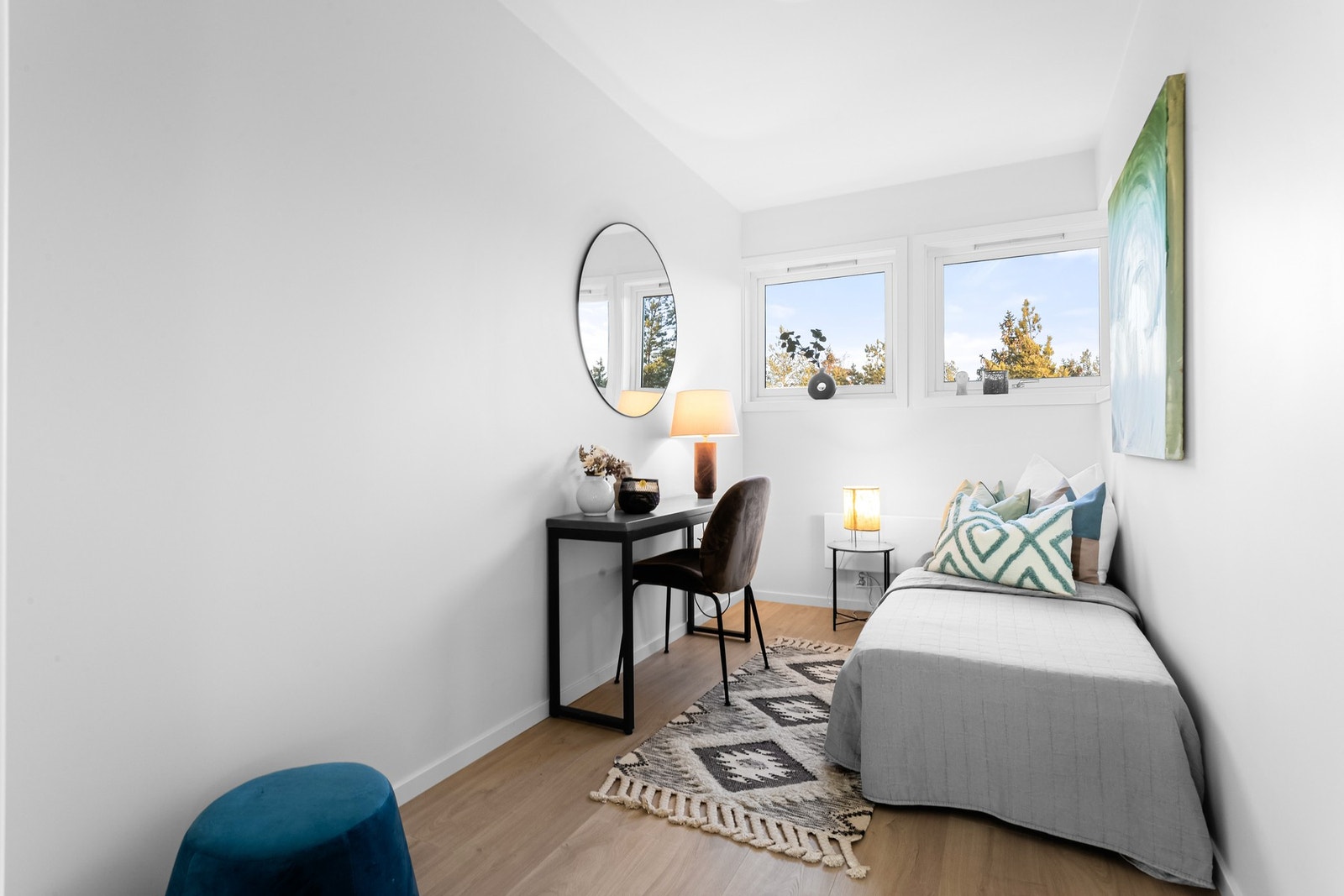 Lyst og fint soverom 2 med plass til passende møblement Galleribilde