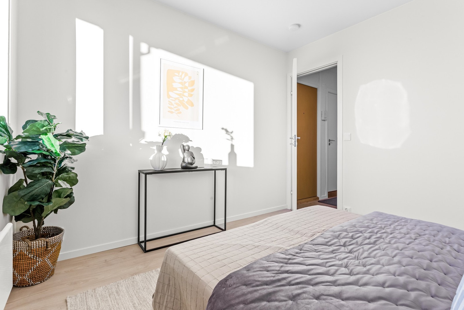 Det er plass til garderobeløsning og kontorpult eller lignende Galleribilde