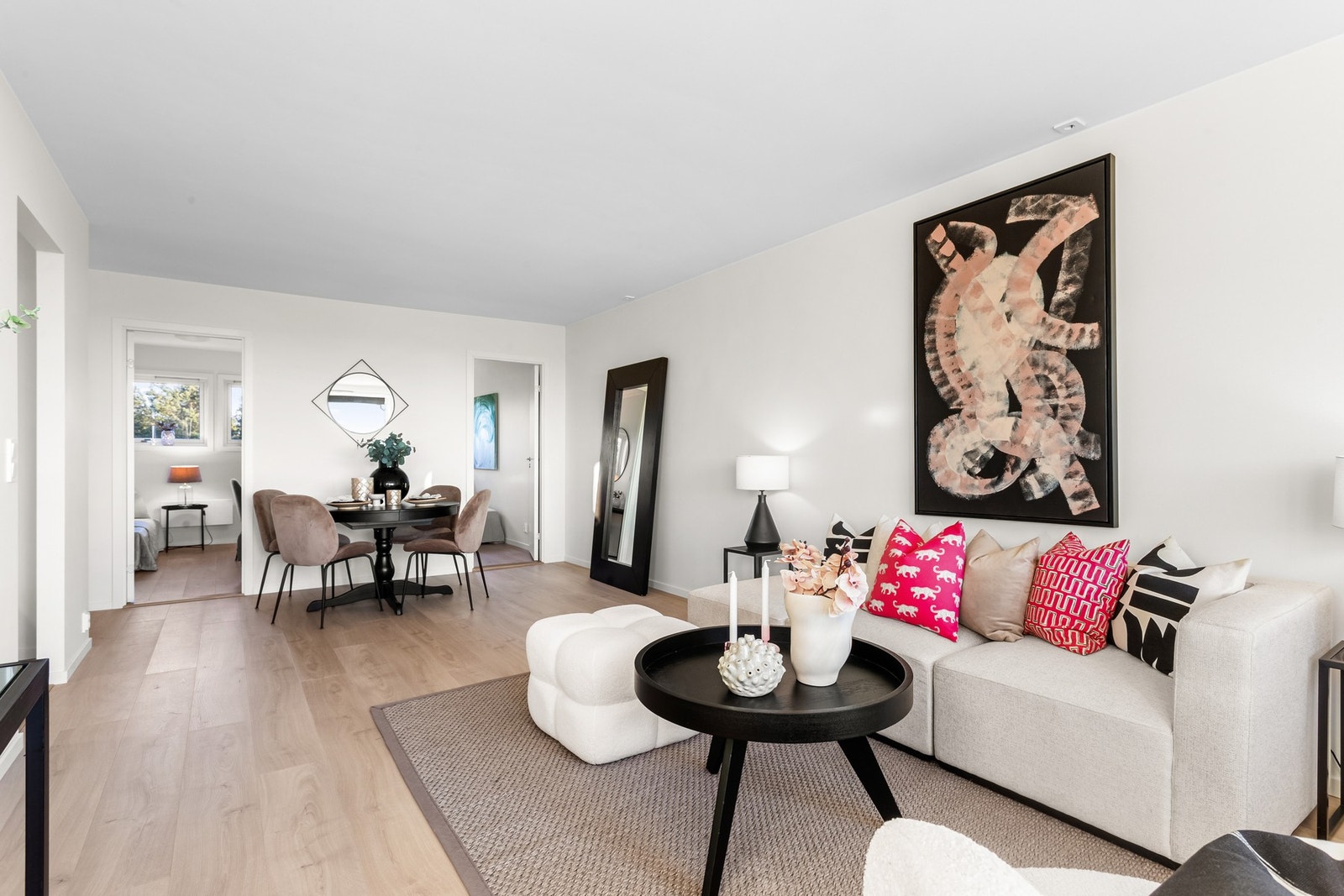 Stuen kan enkelt deles opp i soner med spisebord i den ene enden og større sofagrupper ut mot balkong. Galleribilde