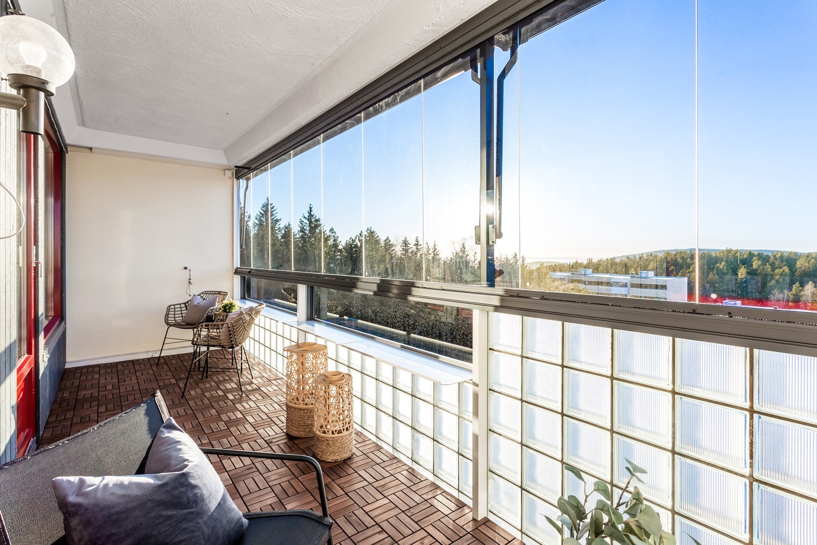 Innglasseringen kan åpnes og lukkes helt og gir deg mulighet til å benytte balkongen store deler av året. Galleribilde