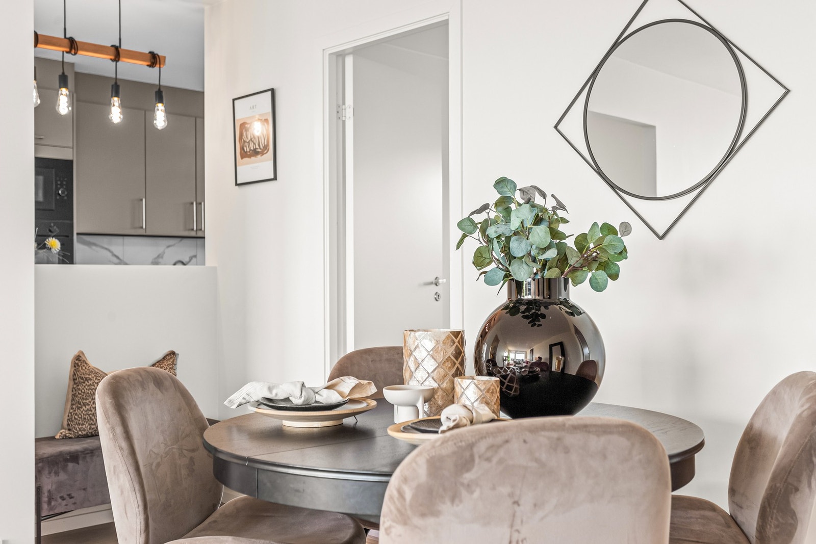 Ovenfor spisestuen er det opprettet praktisk åpning inn til kjøkkenet som gir deg mulighet for å snakke med gjestene under matlaging. Galleribilde