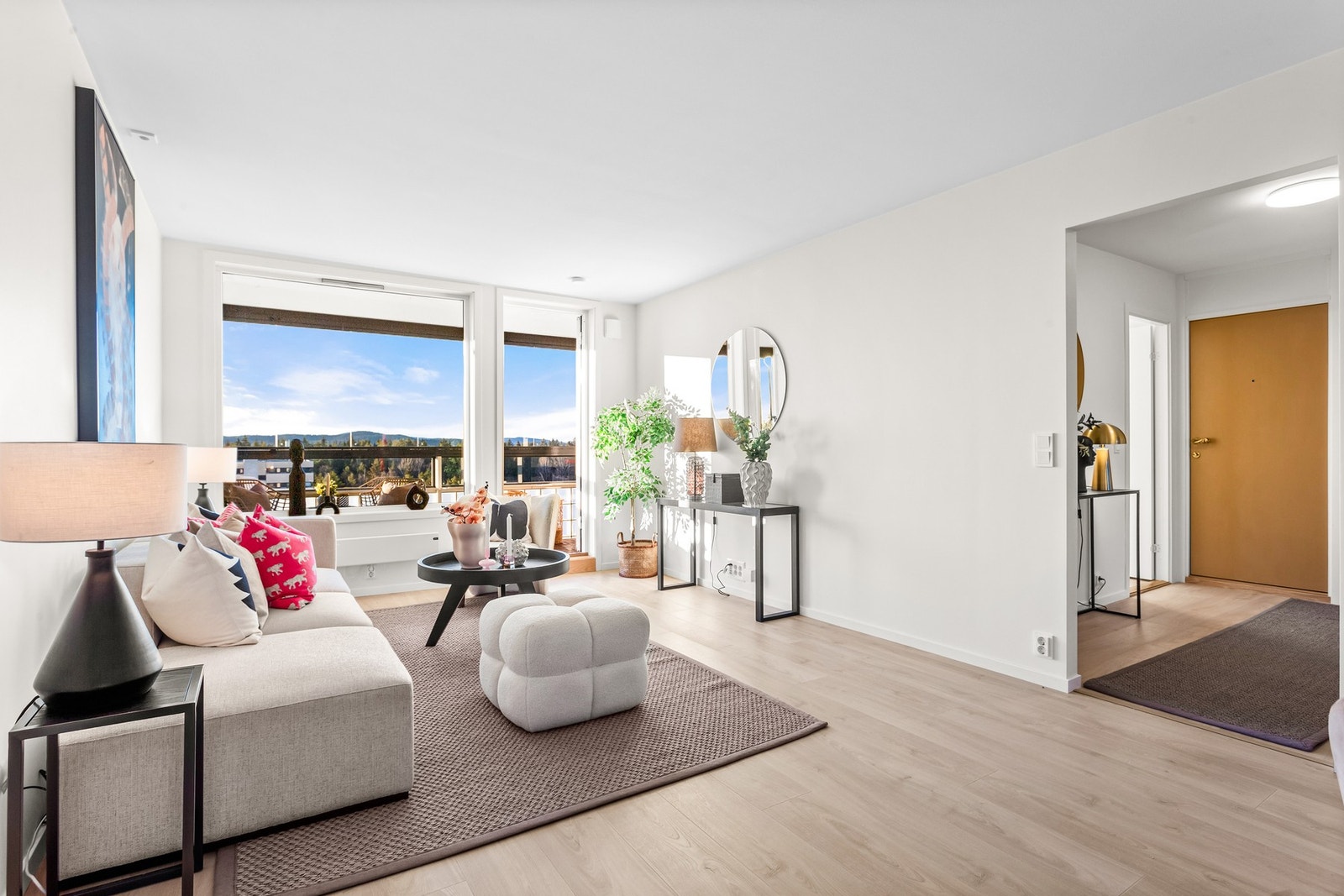 Hele boligen er pusset opp og det er pent 1-stavs laminatgulv og kun glatte malte overflater i alle rom. Galleribilde