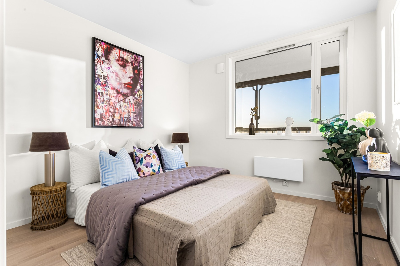 Boligens hovedsoverom er av god størrelse med plass til dobbeltseng og nattbord på hver side. Galleribilde