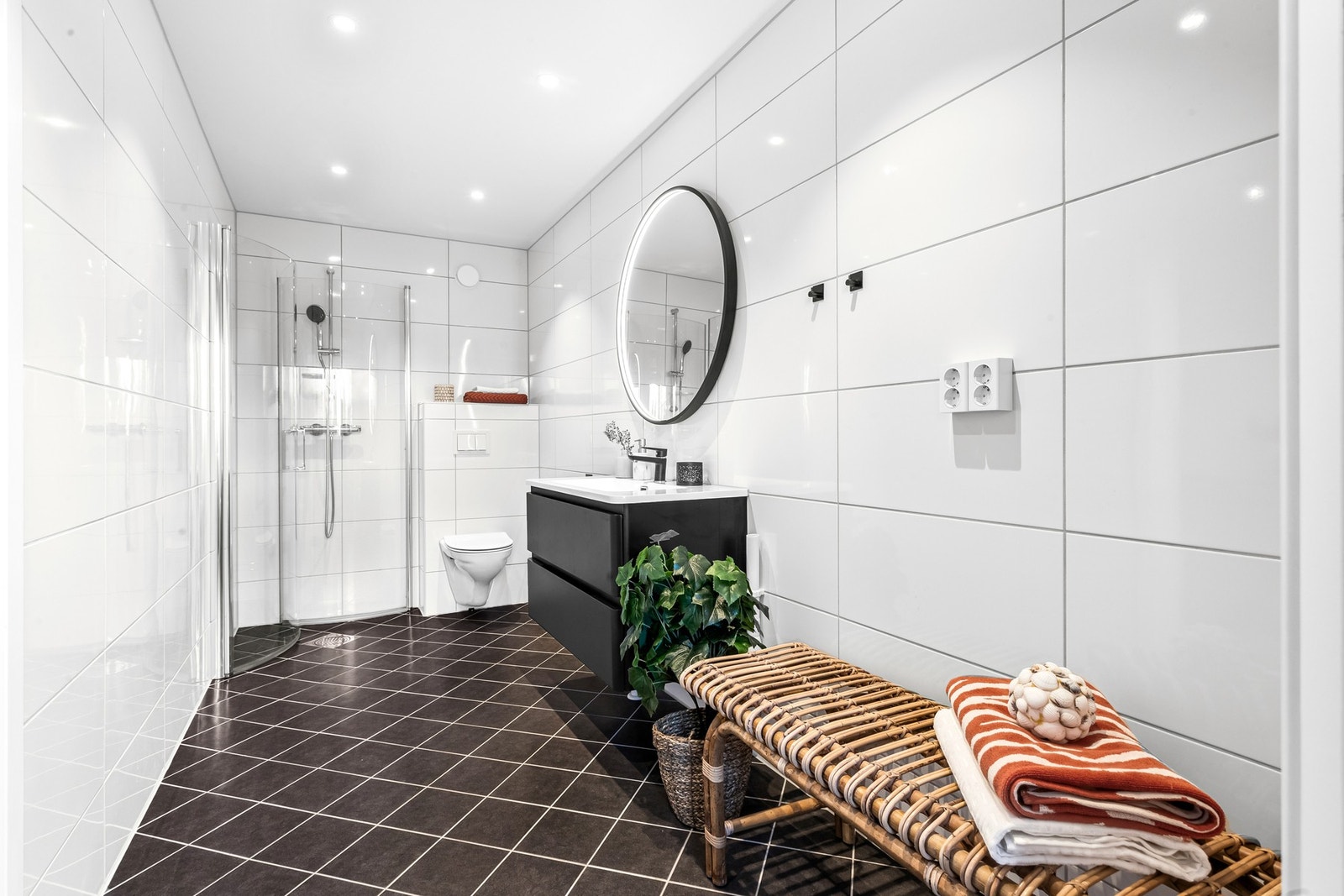 Lekkert baderom av god størrelse med downlights, gulvvarme og opplegg for både vaskemaskin og tørketrommel. Her har du også ekstra toalett. Galleribilde