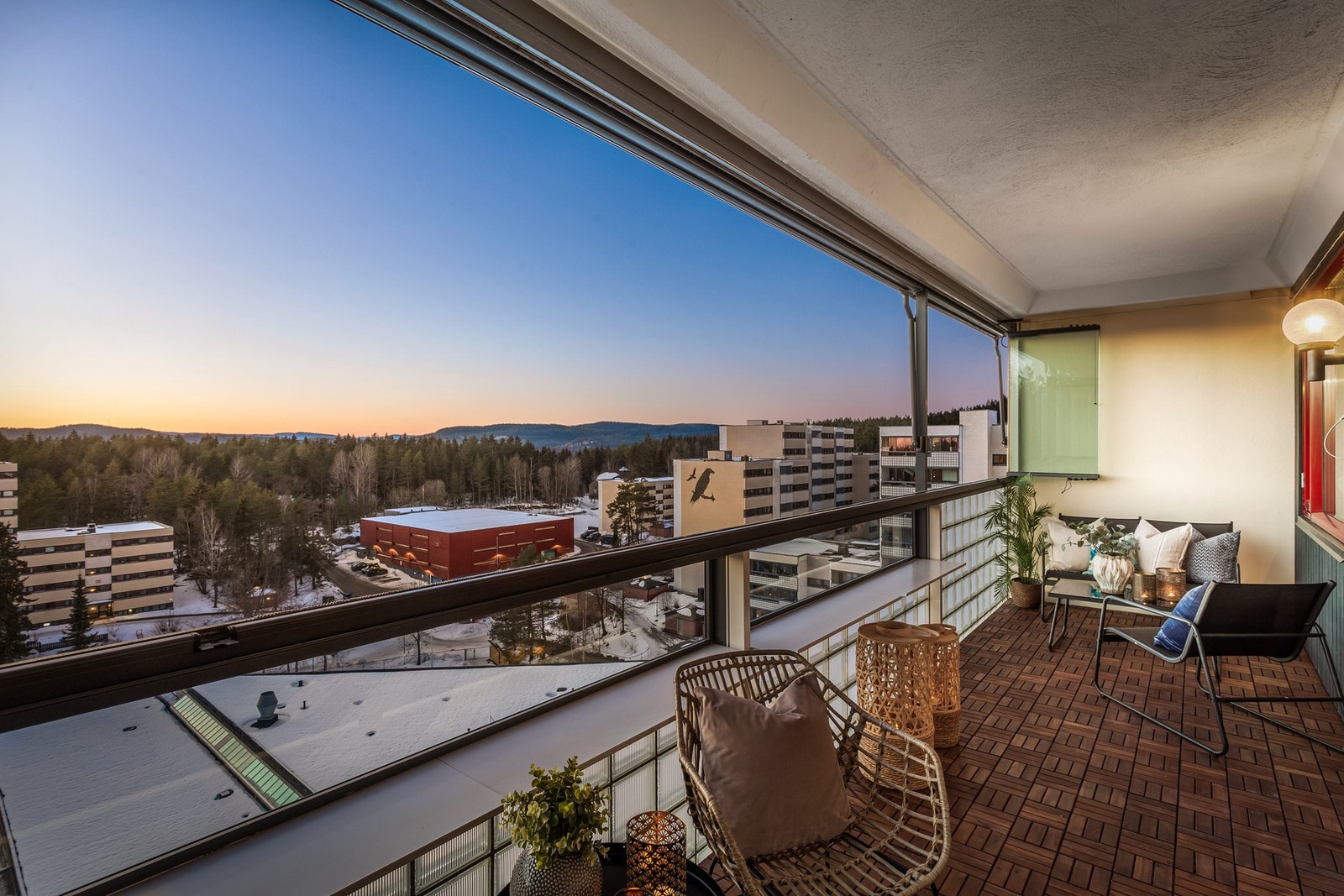 innglasset og vestvendt balkong som betyr sol, varme og hyggelige dager store deler av året! Galleribilde