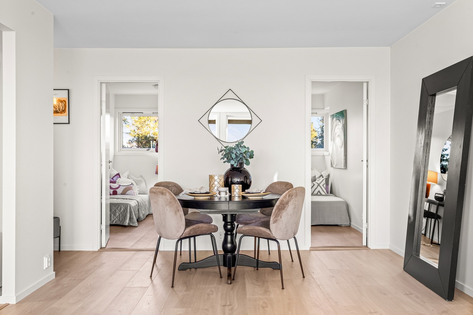 Soverom 2 og 3 ligger på hver sin side i den ene enden av stuen Galleribilde