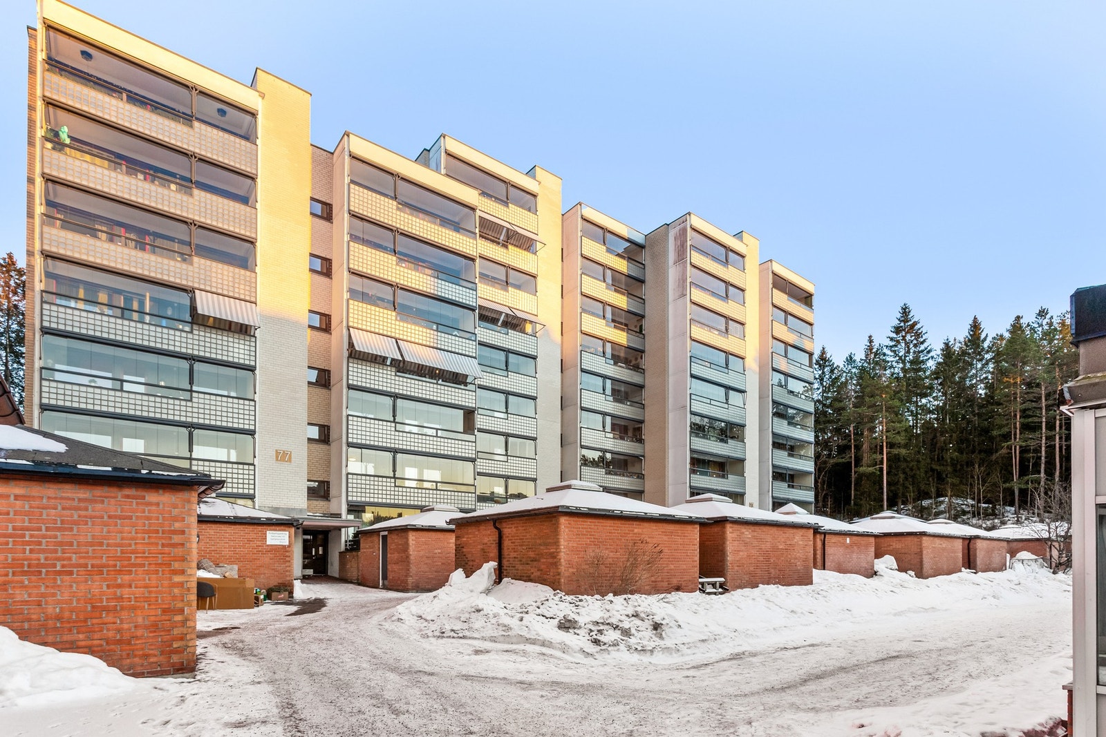 Velkommen til Ravnkollbakken 73. Her har det blitt påkostet og vedlikeholdt mye av borettslaget i nyere tid Galleribilde