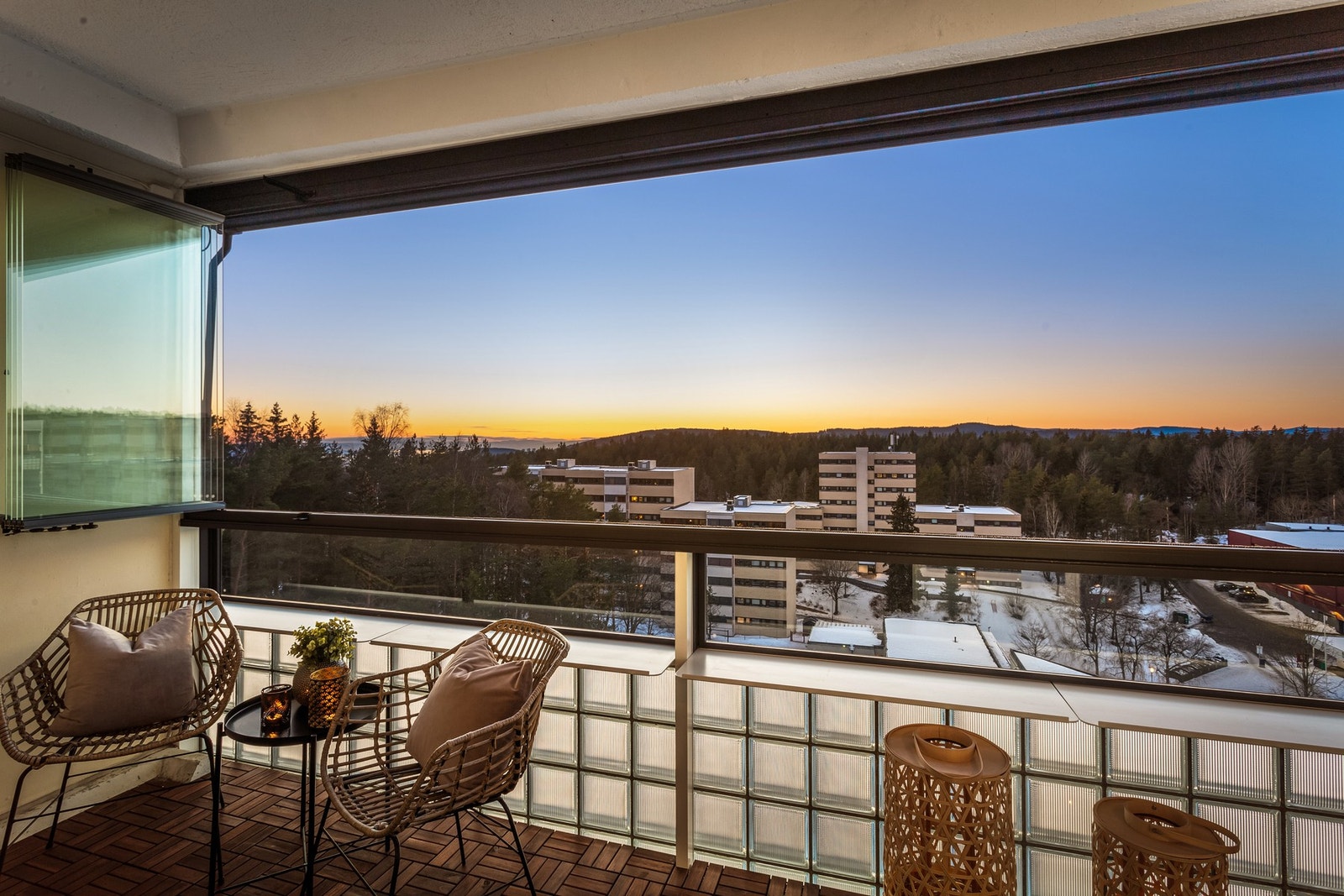 Her får du nyte topp solforhold og flotte kveldshimler fra byggets toppetasje. Galleribilde