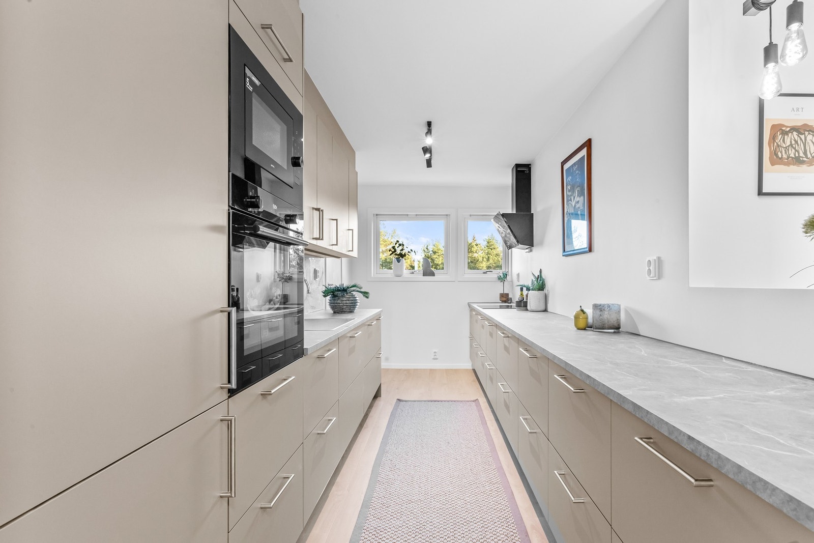 Stort kjøkken med svært mye oppbevaring og benkeplass. Kjøkkenet ble oppgradert i 2024 sammen med alle overfslutten avlater. Galleribilde